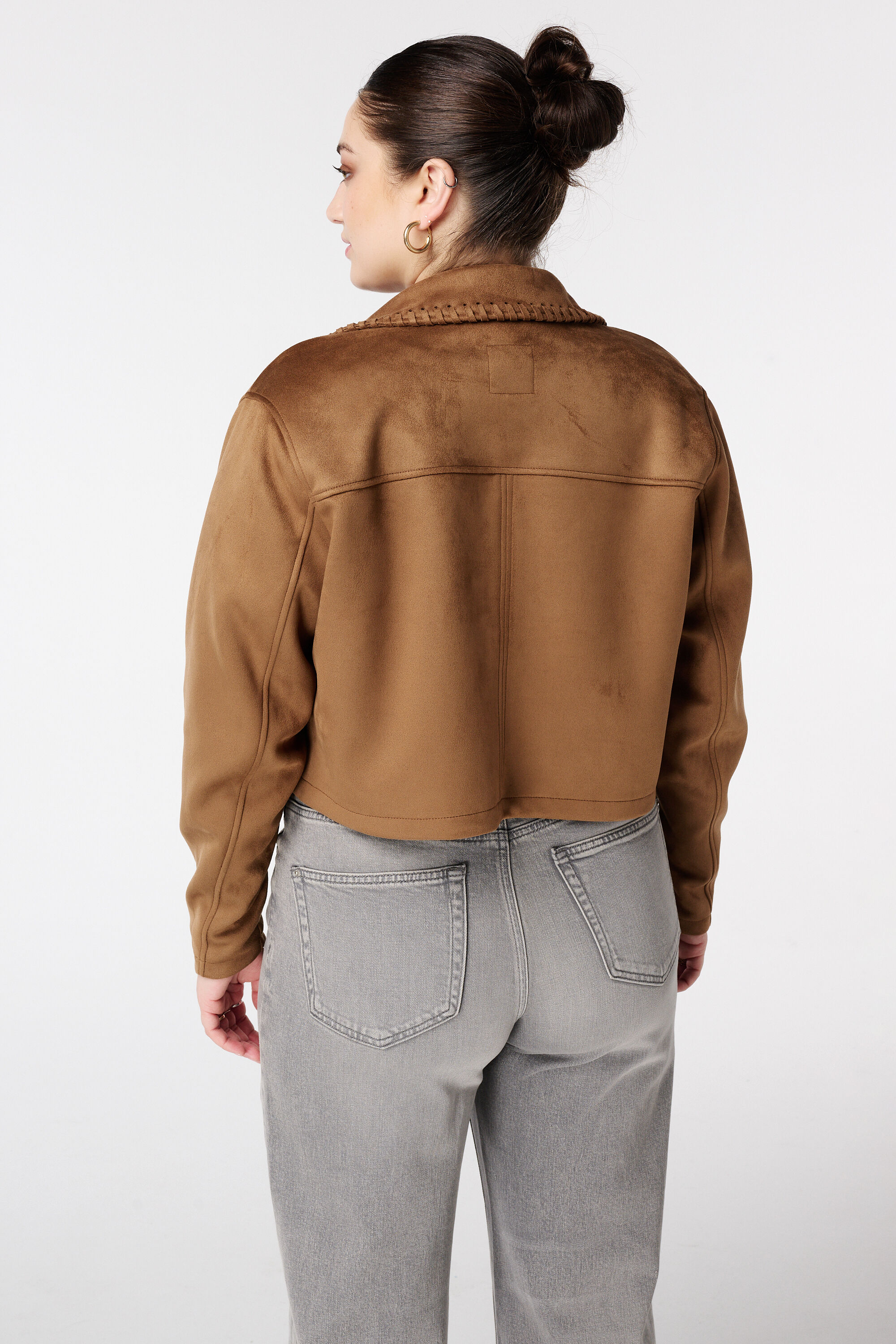 Kort suedine jasje met sierstiksels image number 3