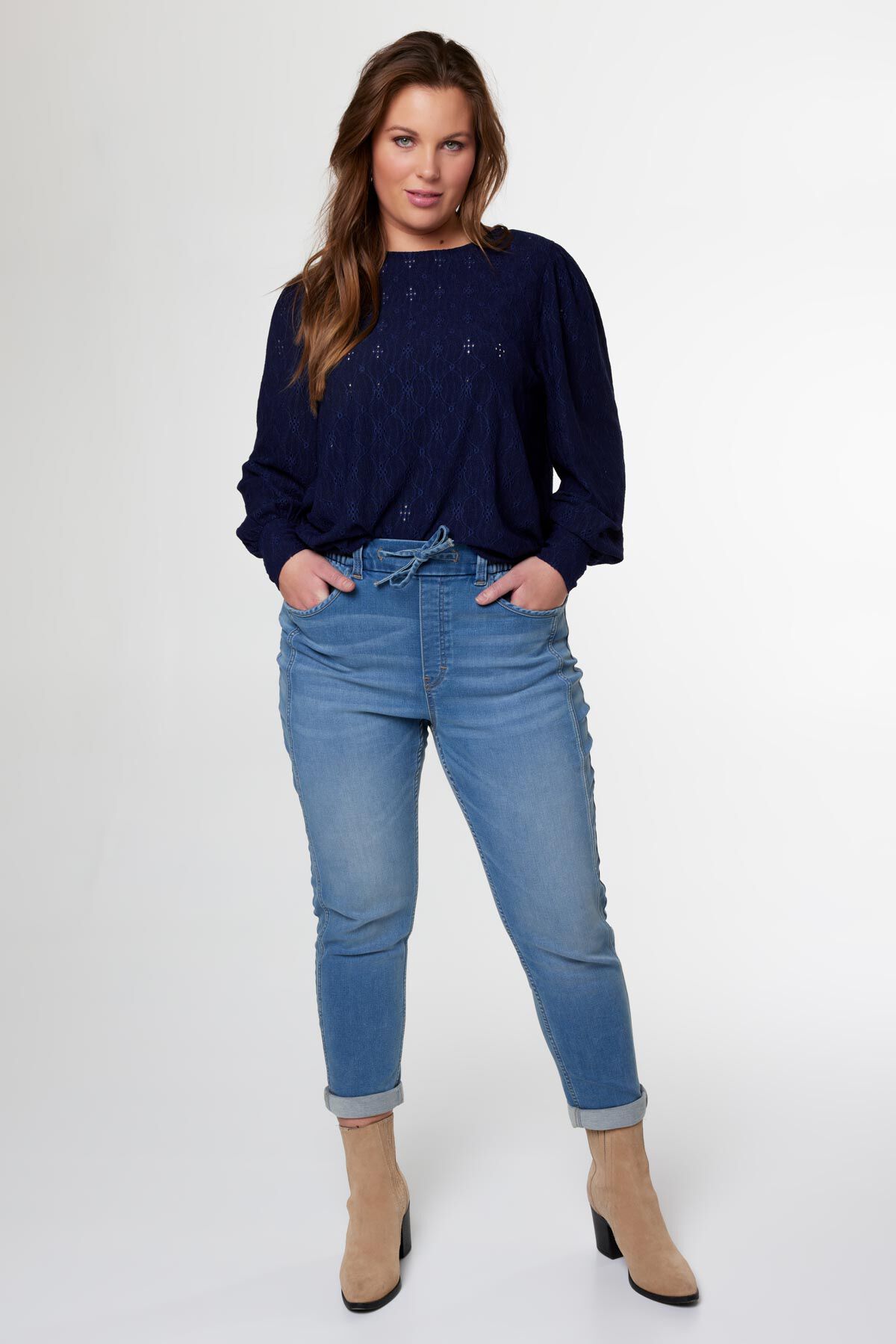 Top met broderie details image number 5