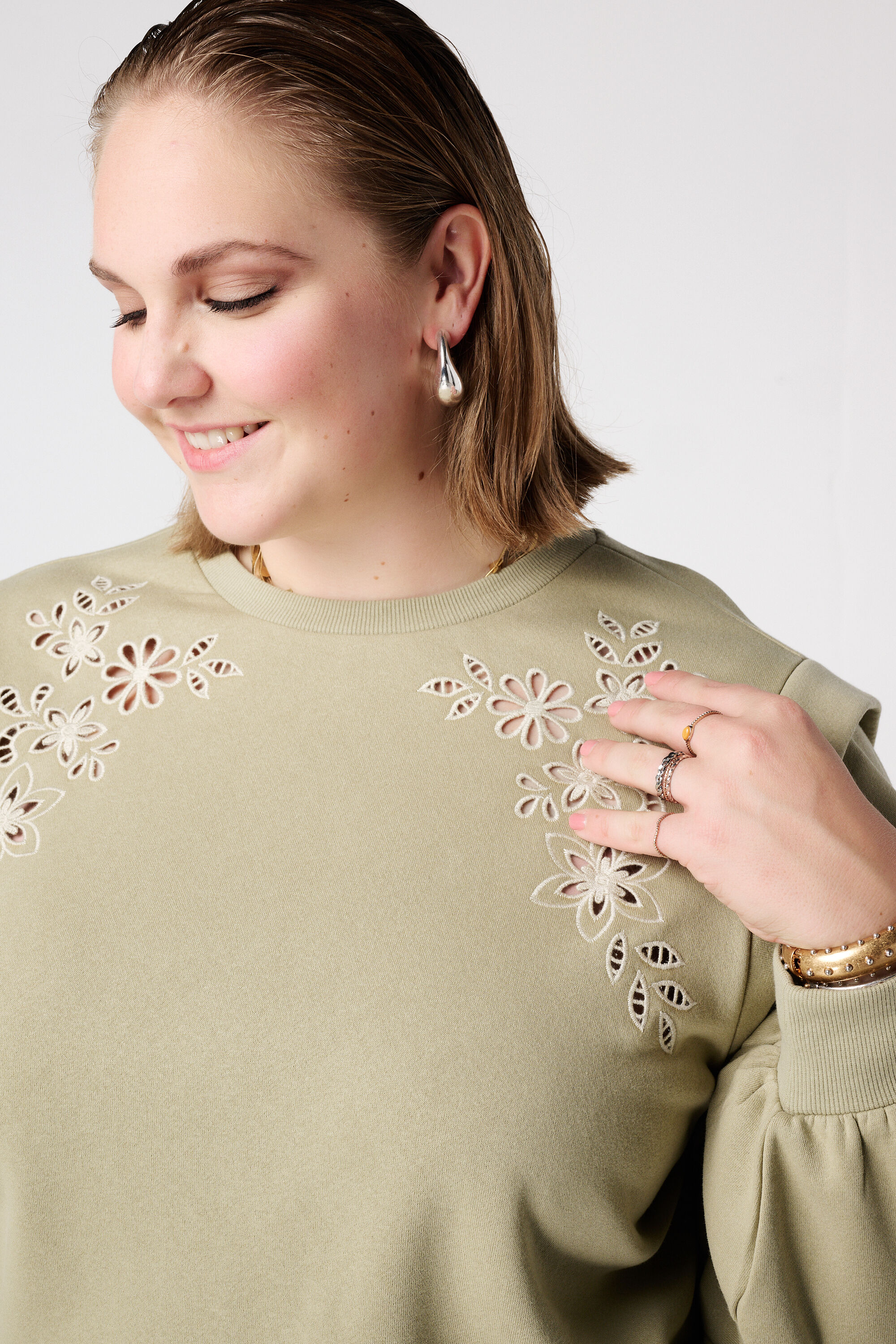 Sweater met opengewerkt borduursel image number 4