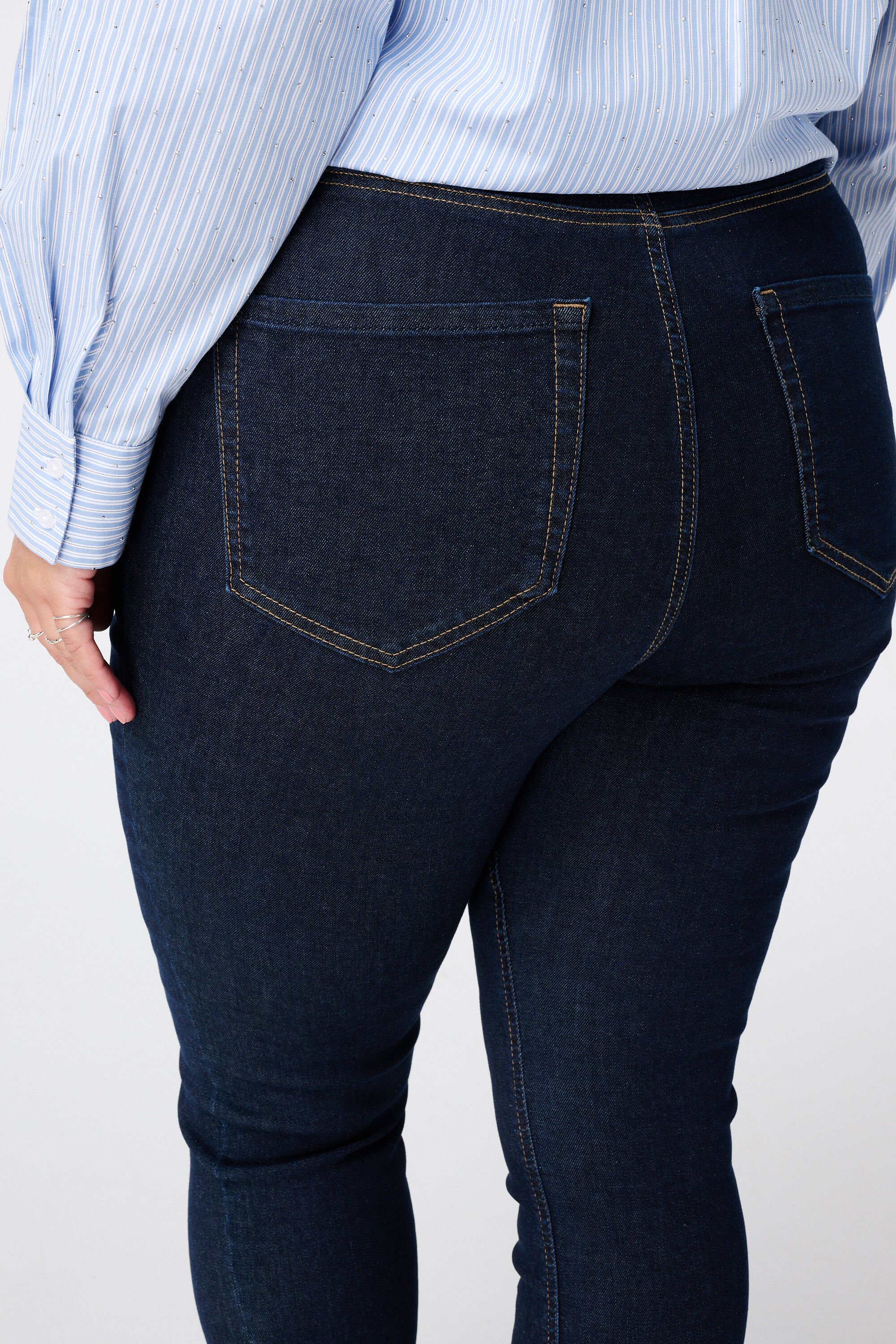 Skinny leg high waist jeans CHERRY image number 4