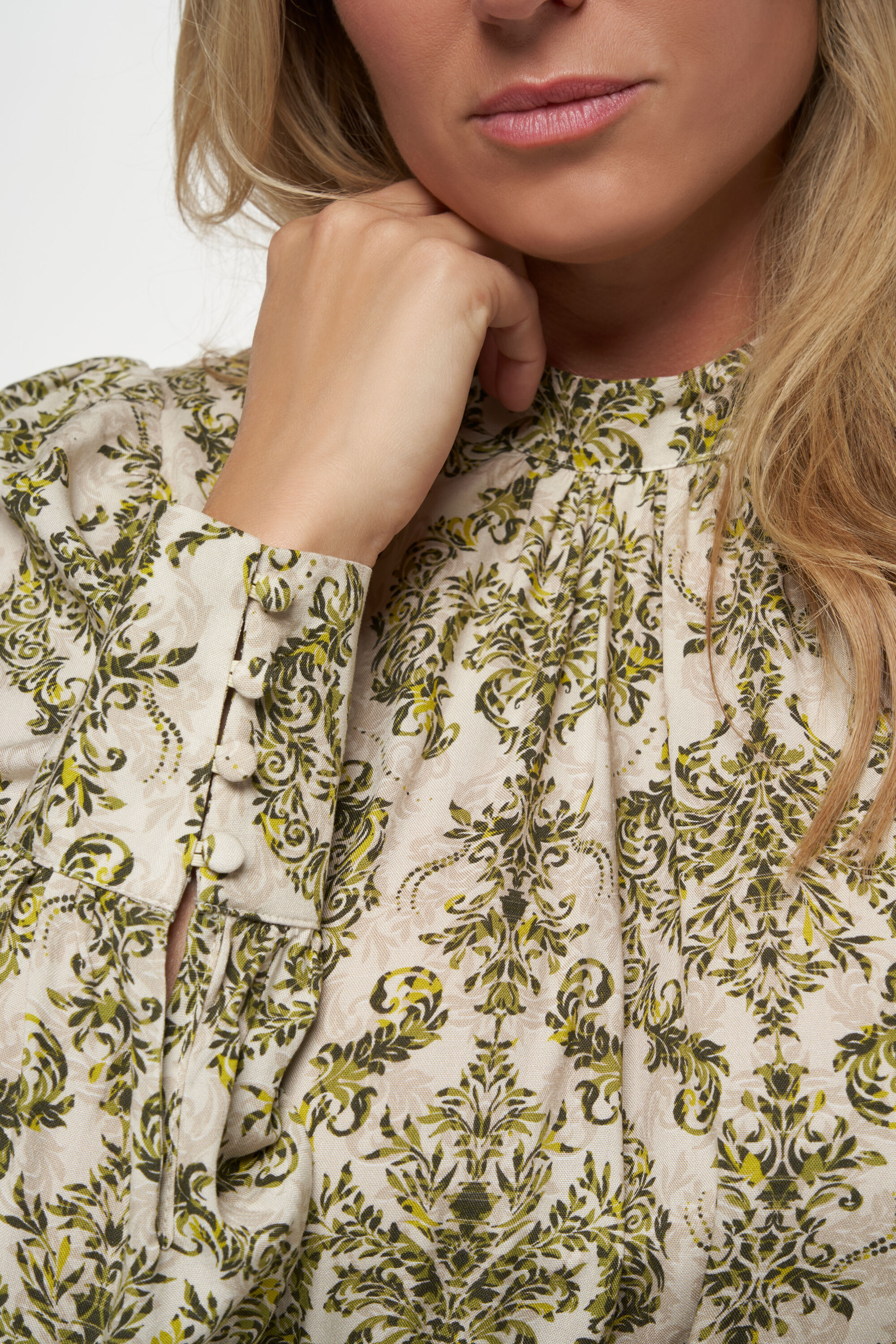 Blouse met ornament print image number 4