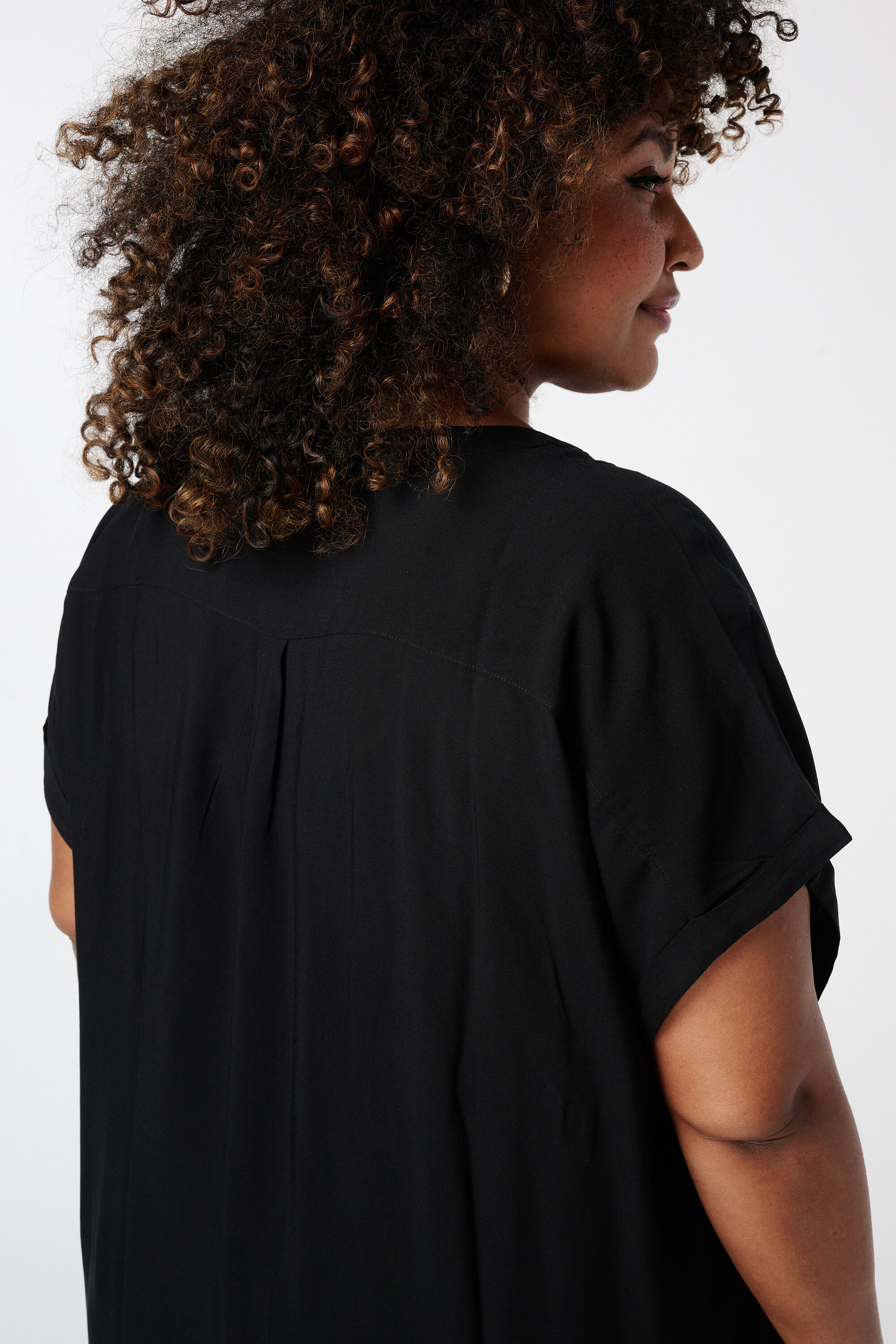 Ruimvallende jurk met v-hals image number 4