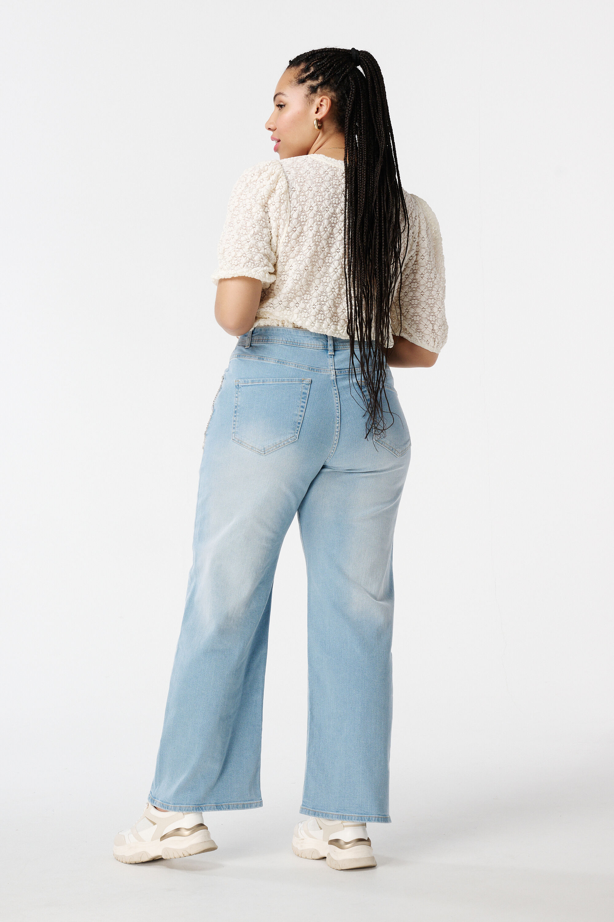 Wide leg jeans met steentjes image number 3