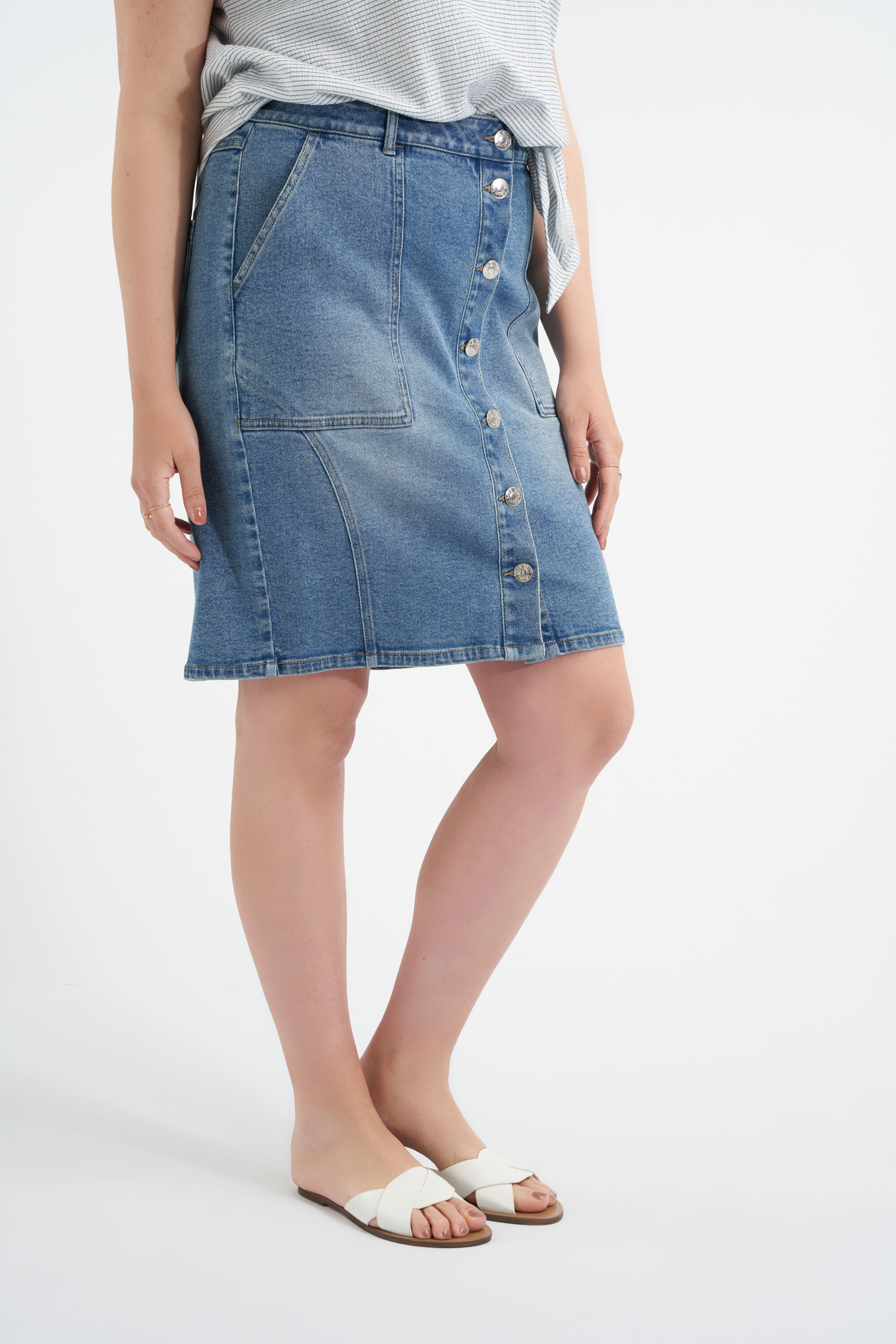 Spijkerrok met knopen image number 4