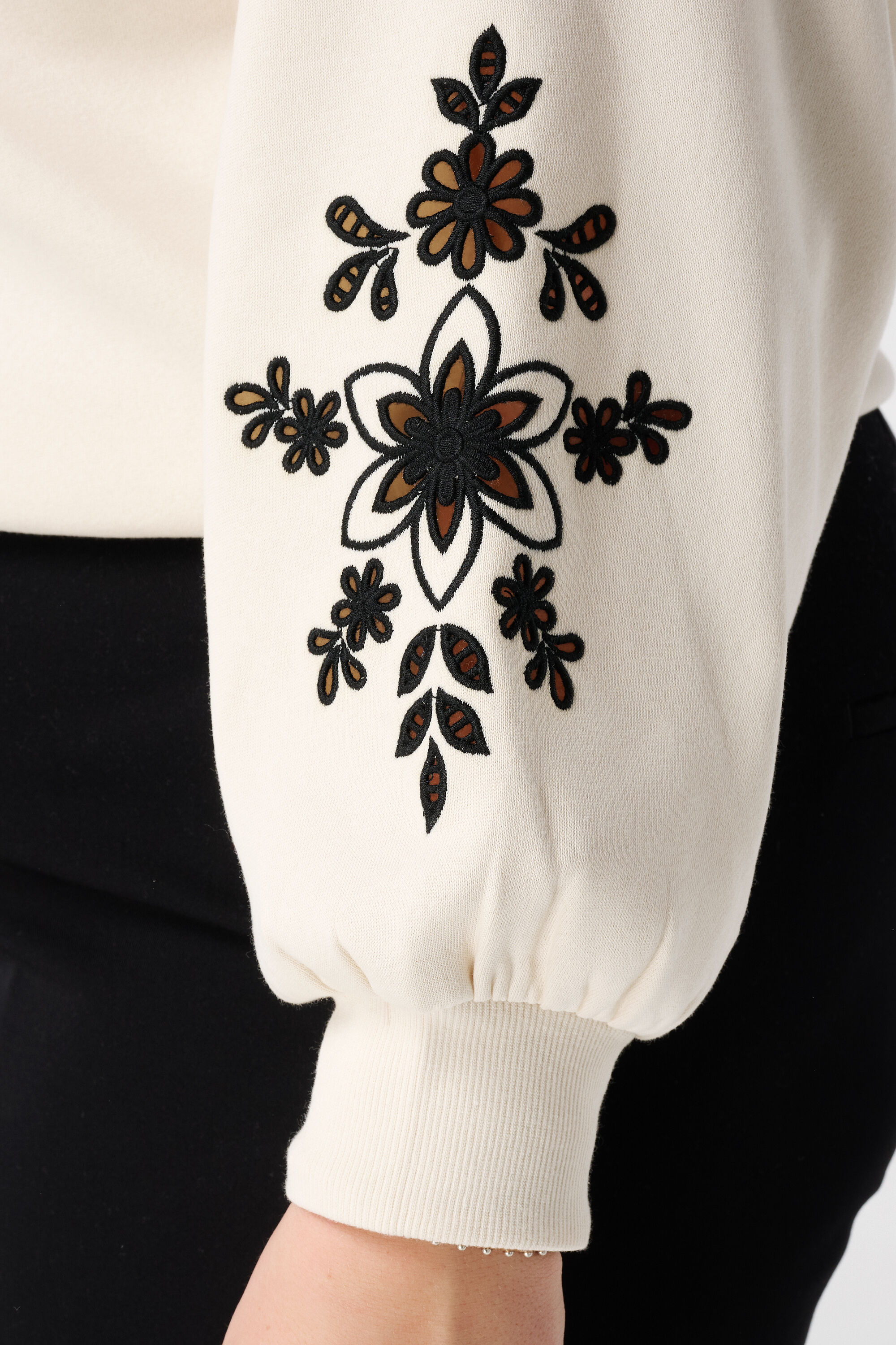 Sweater met opengewerkt borduursel image number 6