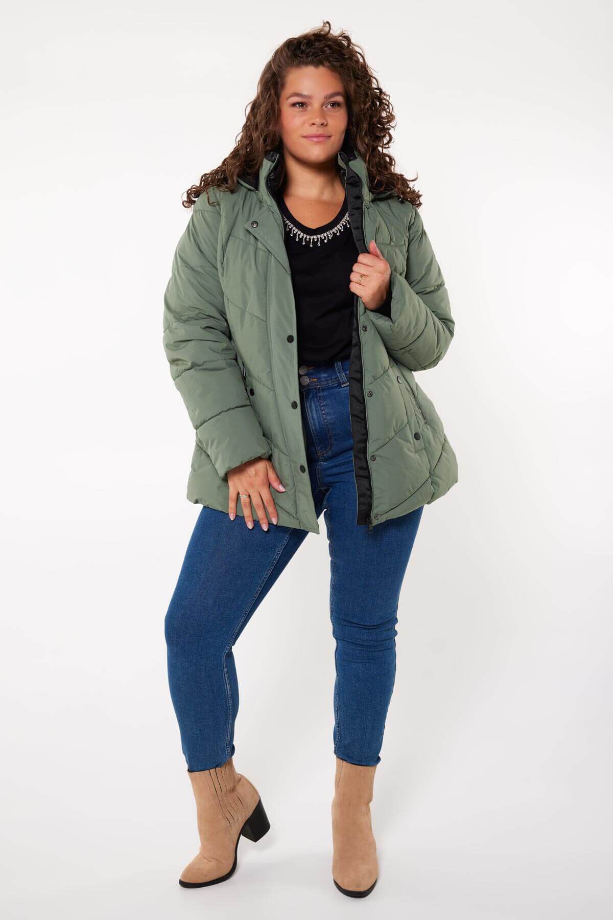 Gewatteerde jas met capuchon image number 6