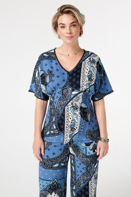Top met print en subtiele details Top met print en subtiele details
