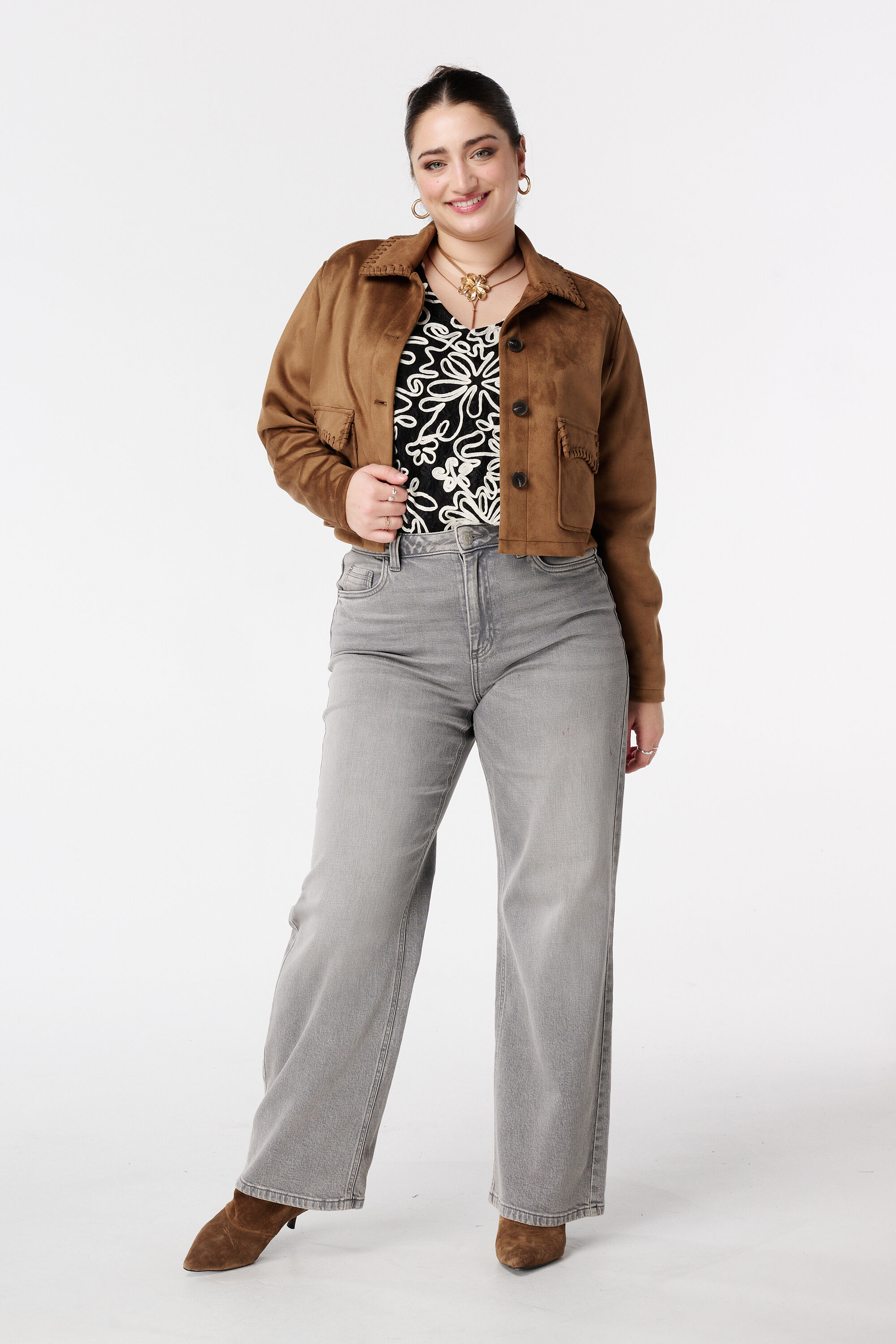 Kort suedine jasje met sierstiksels image number 5