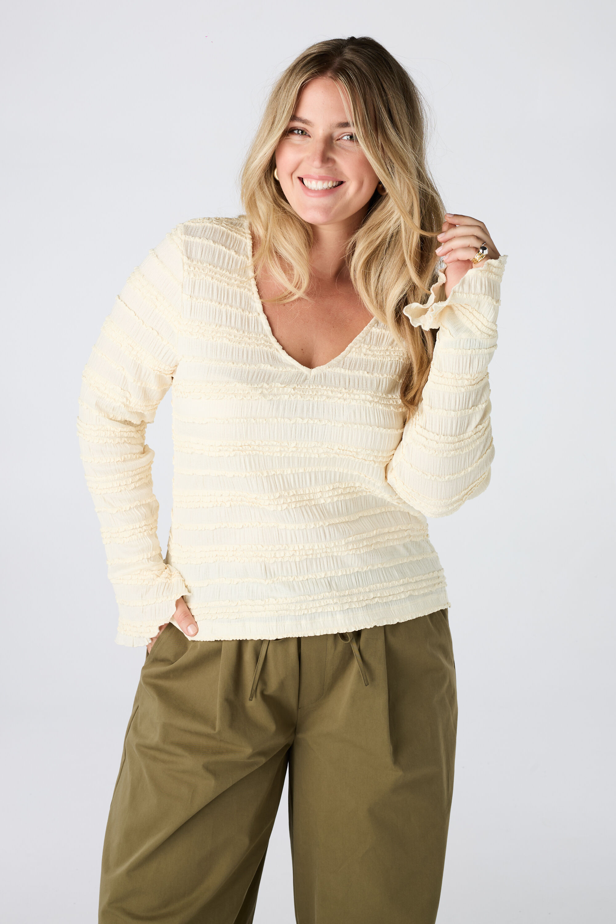 Kanten top met ruffles en trompetmouwen
