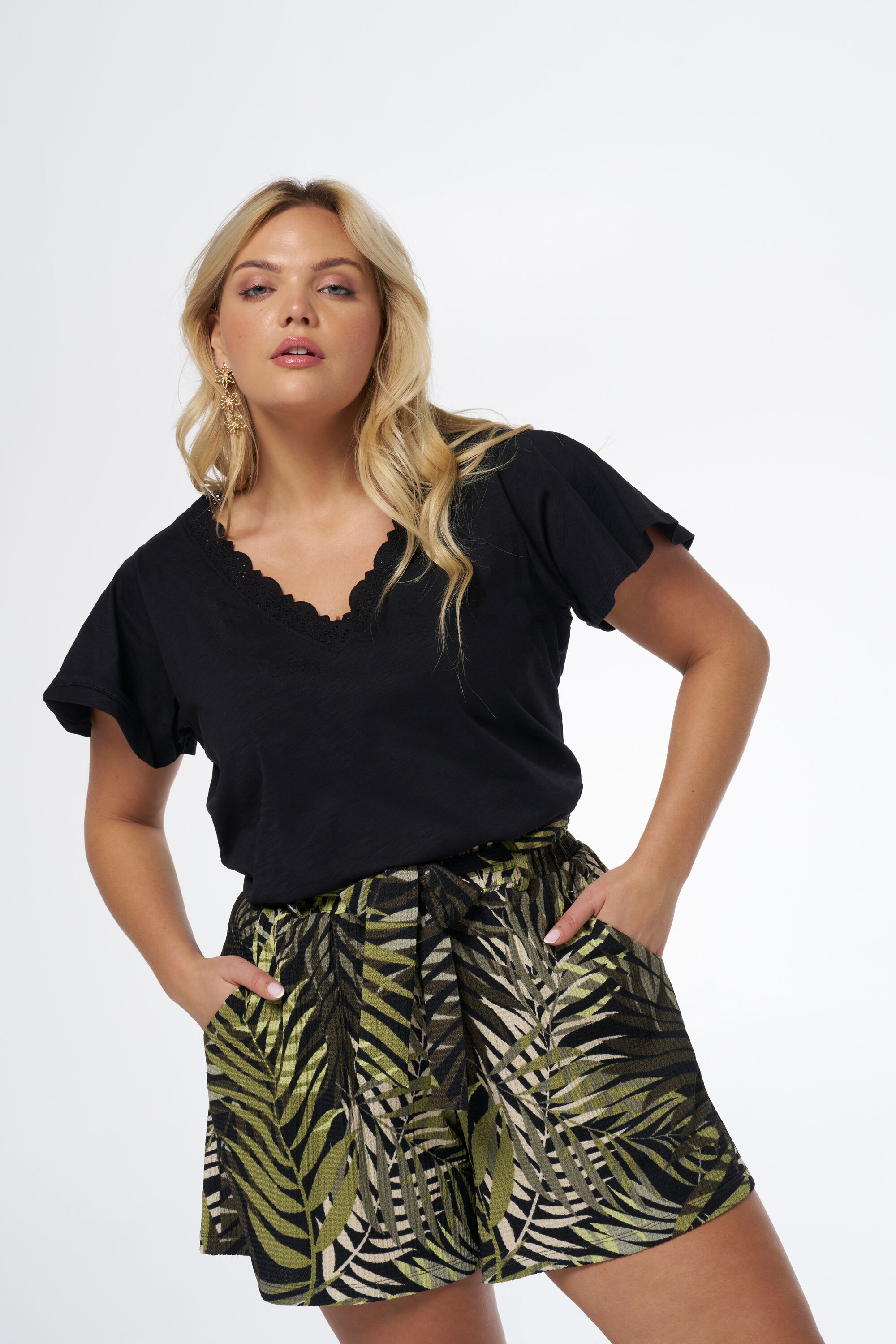 T-shirt met broderie details image number 0