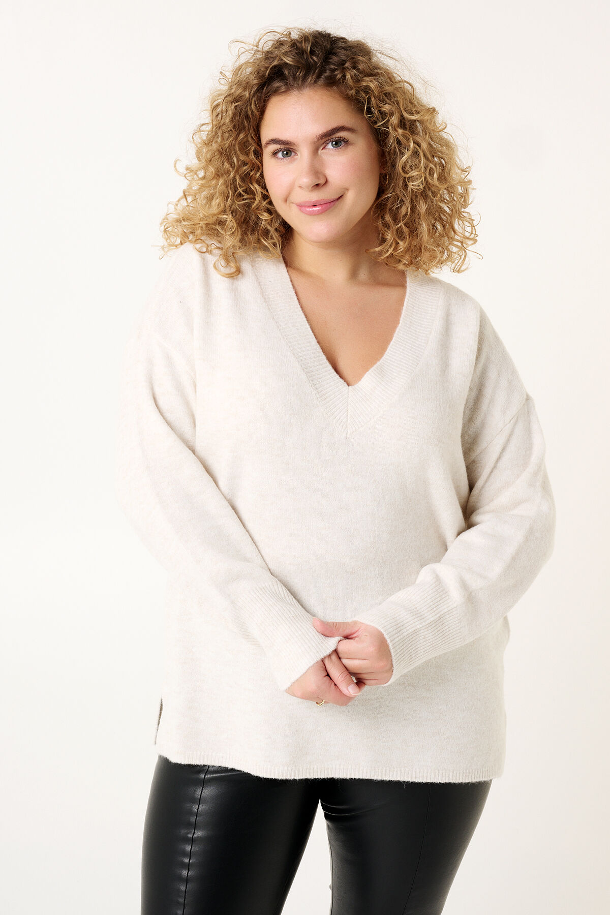 V-hals fijngebreide trui image number 5