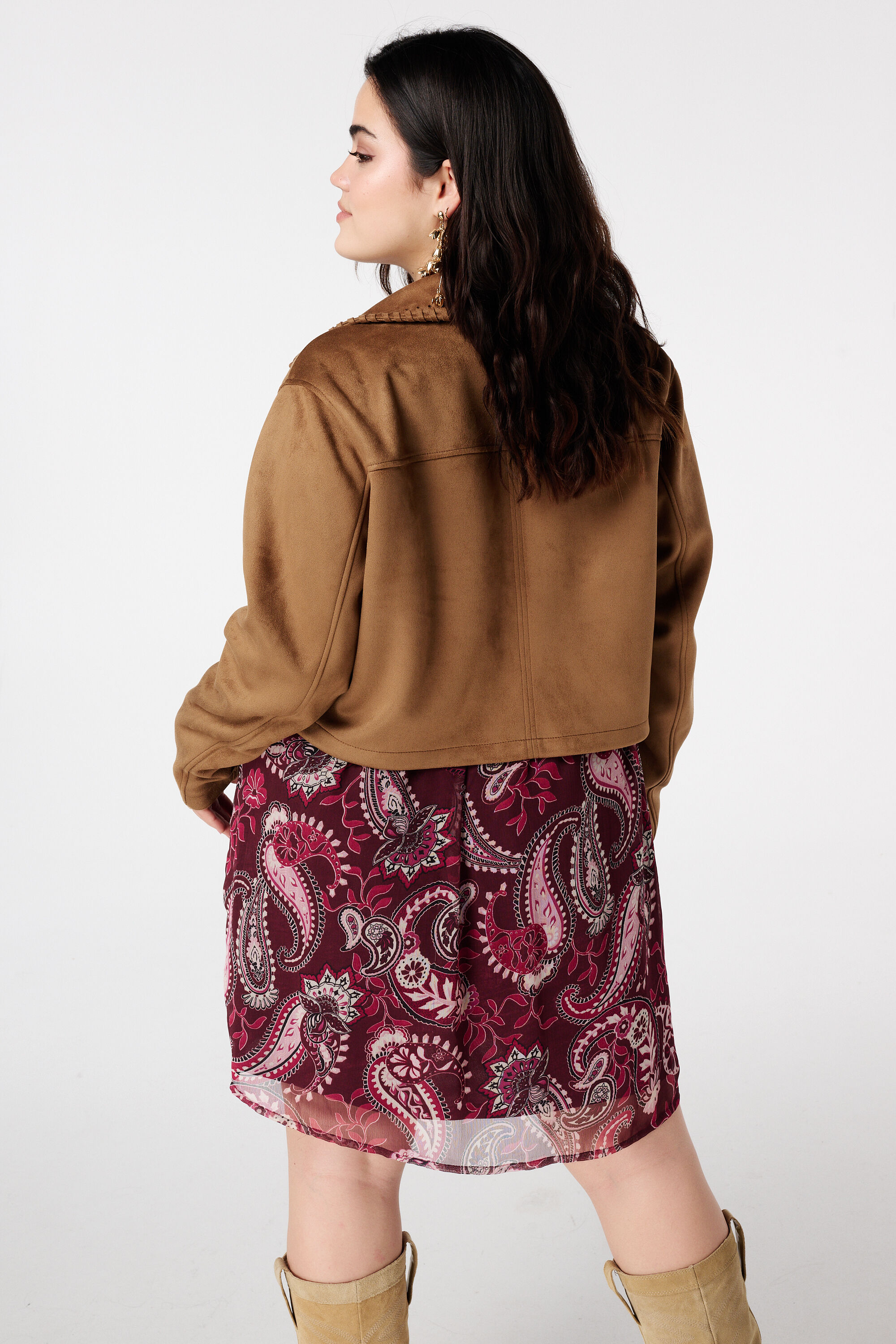 Kort suedine jasje met sierstiksels image number 3