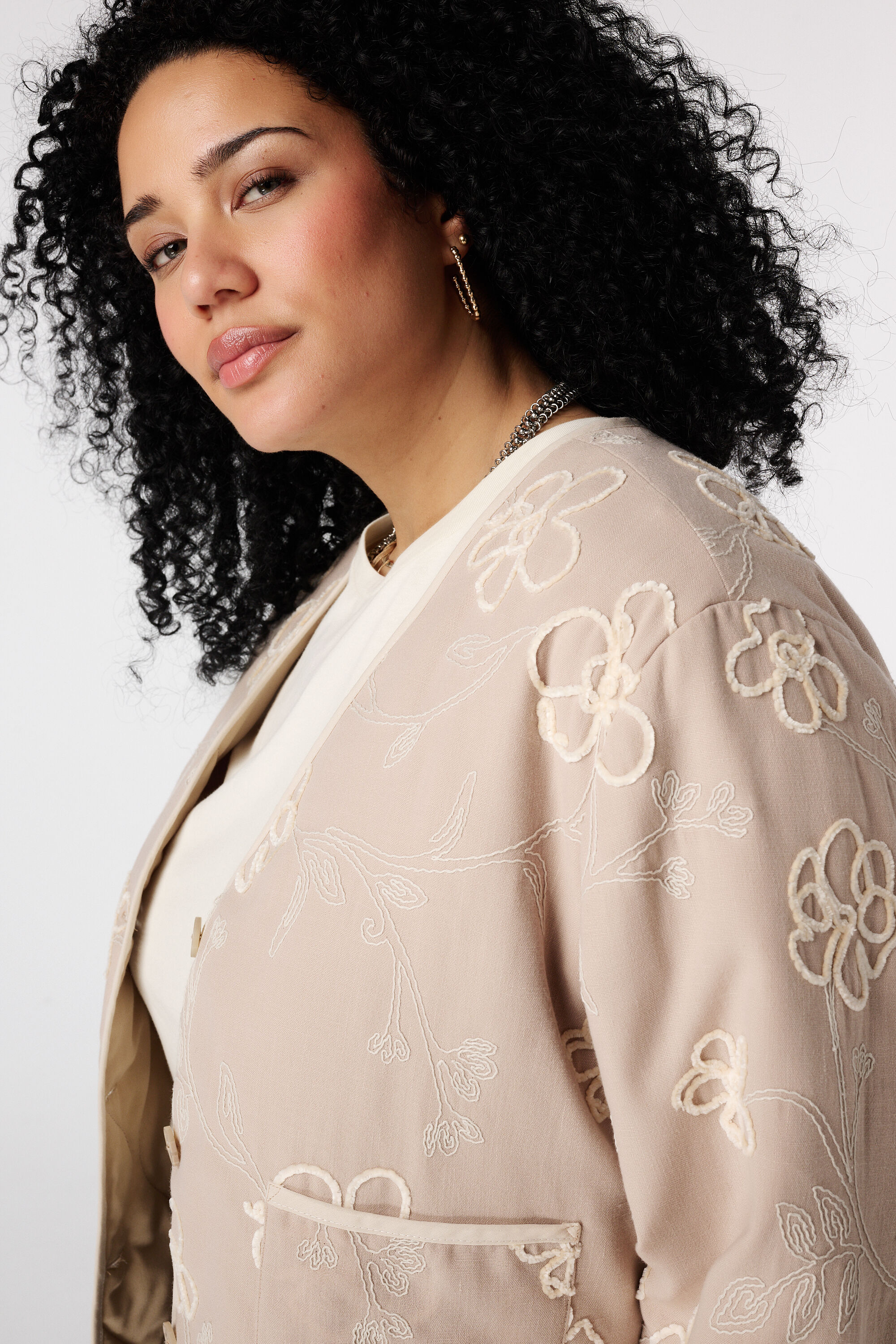 Jasje met geborduurde bloemen image number 4