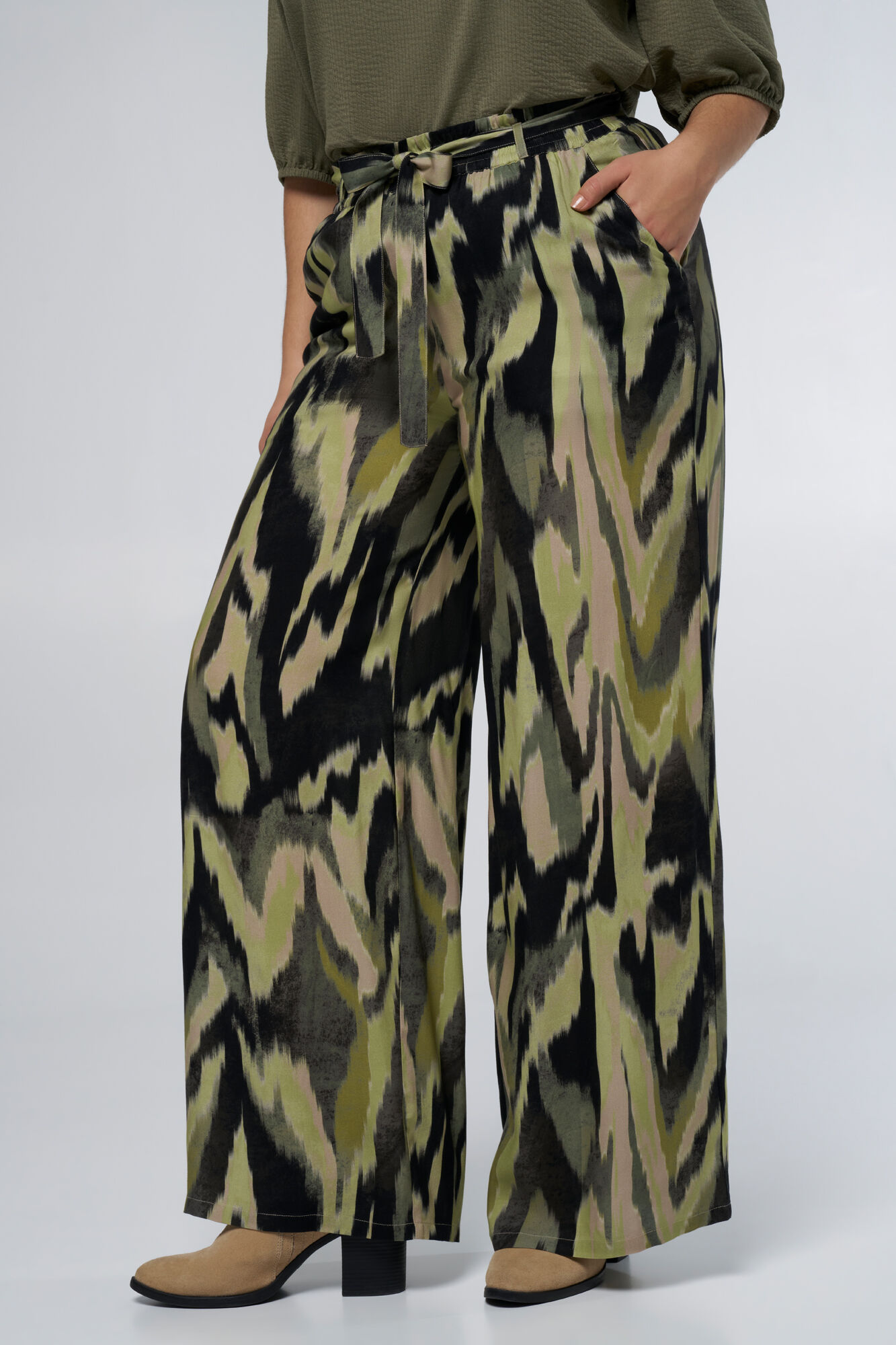 Rechtvallende broek met strikdetail image number 5