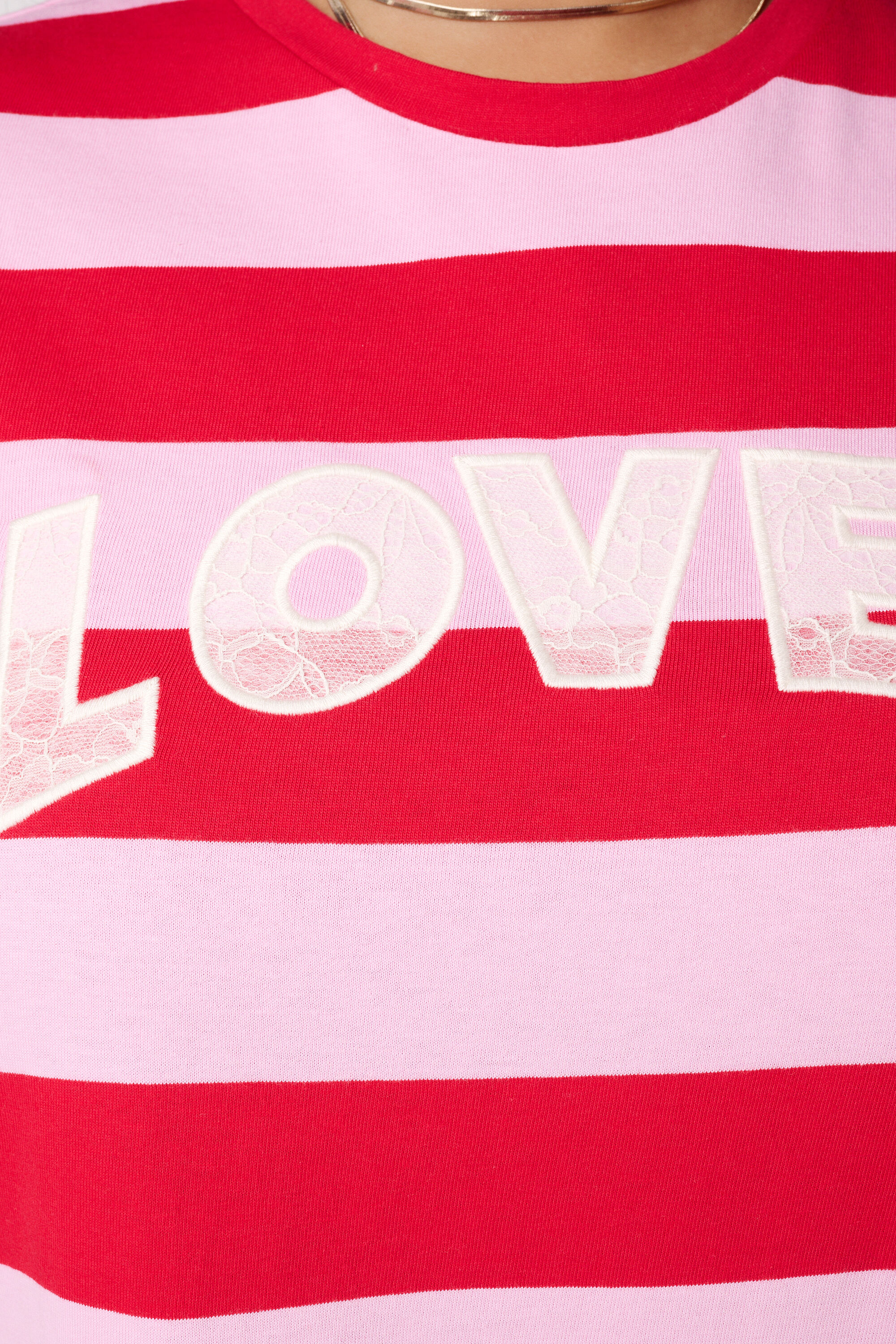 Gestreept t-shirt met kanten tekst image number 6