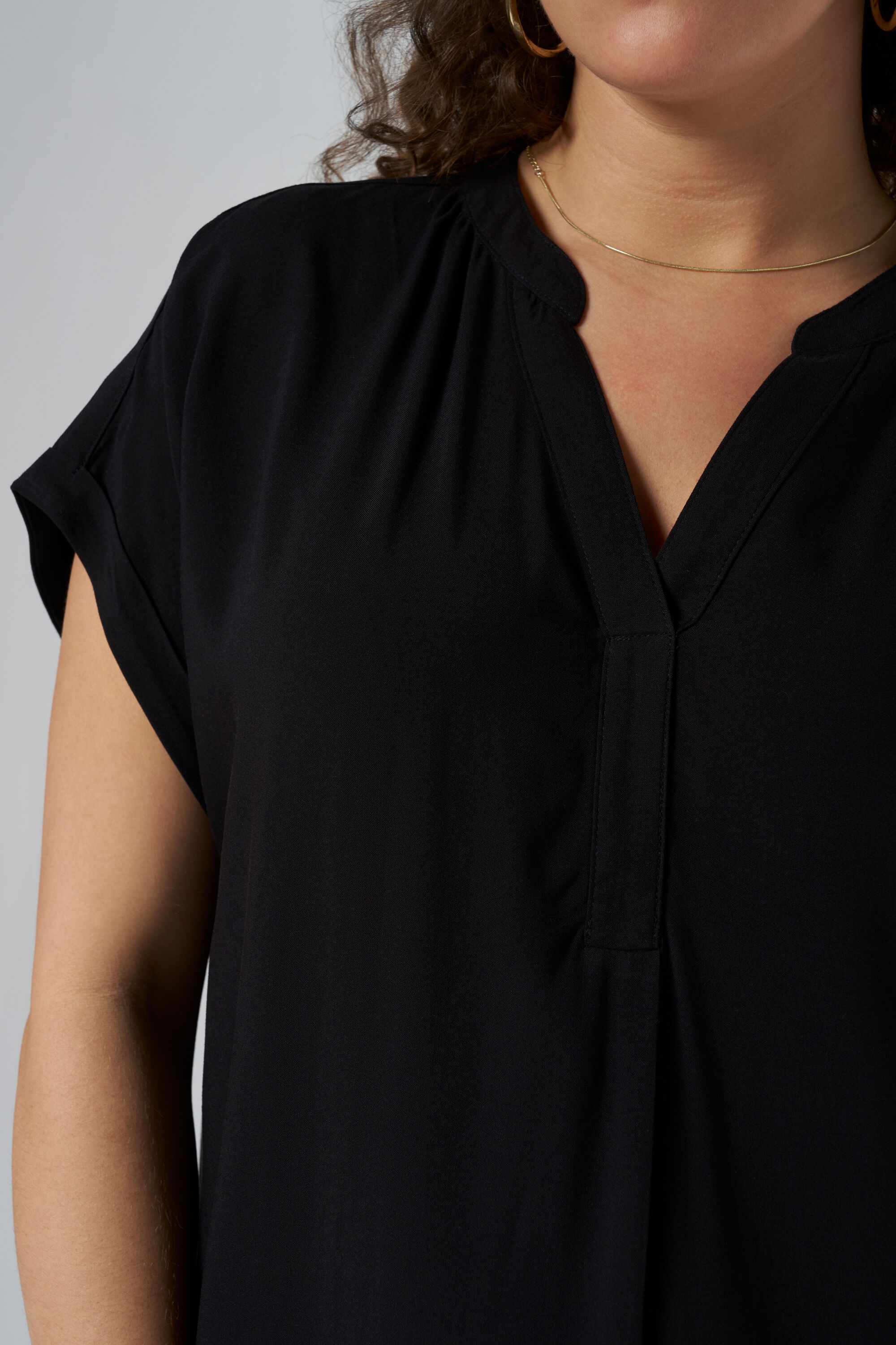 Ruimvallende jurk met v-hals image number 5