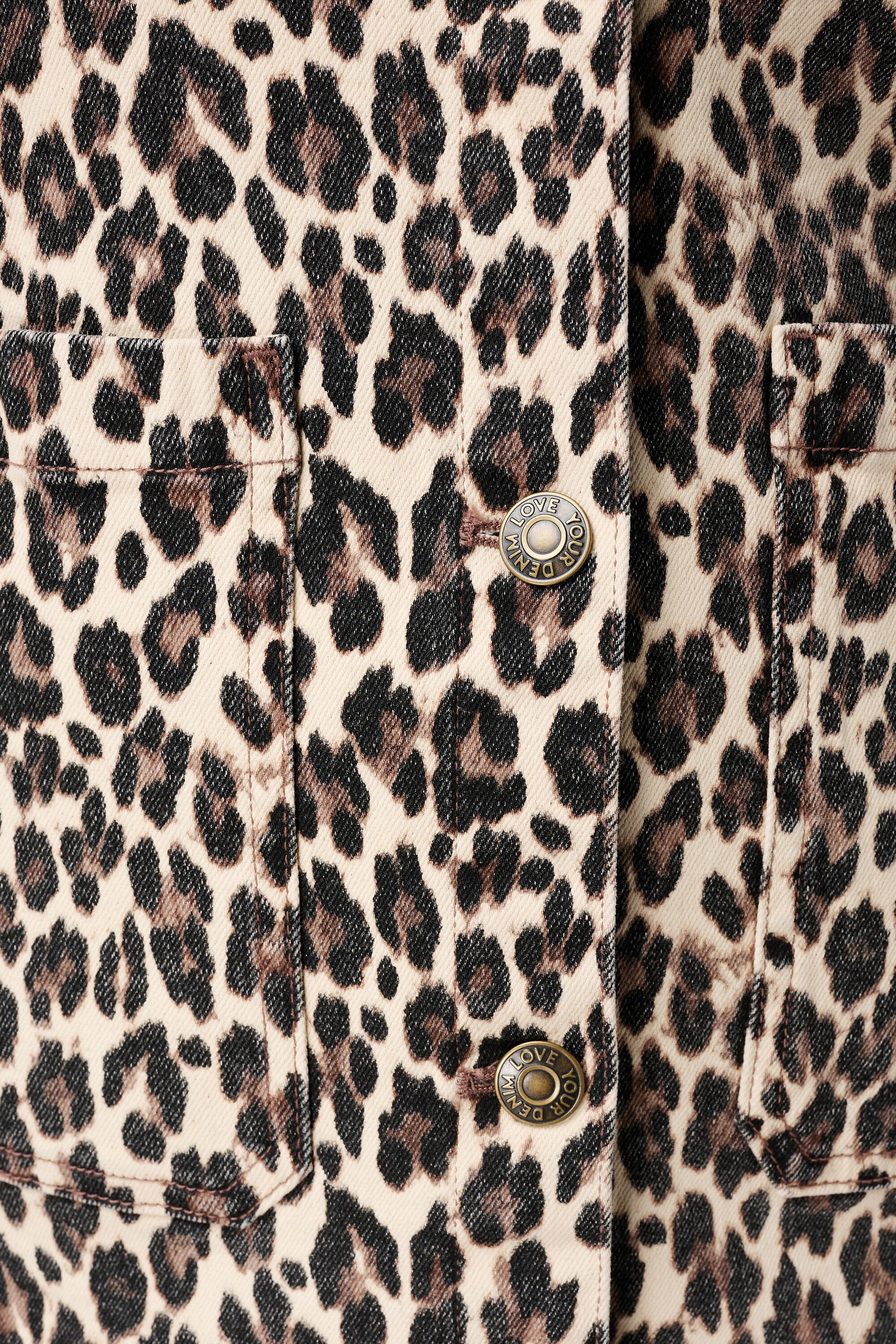 Spijkerjas met luipaardprint image number 6