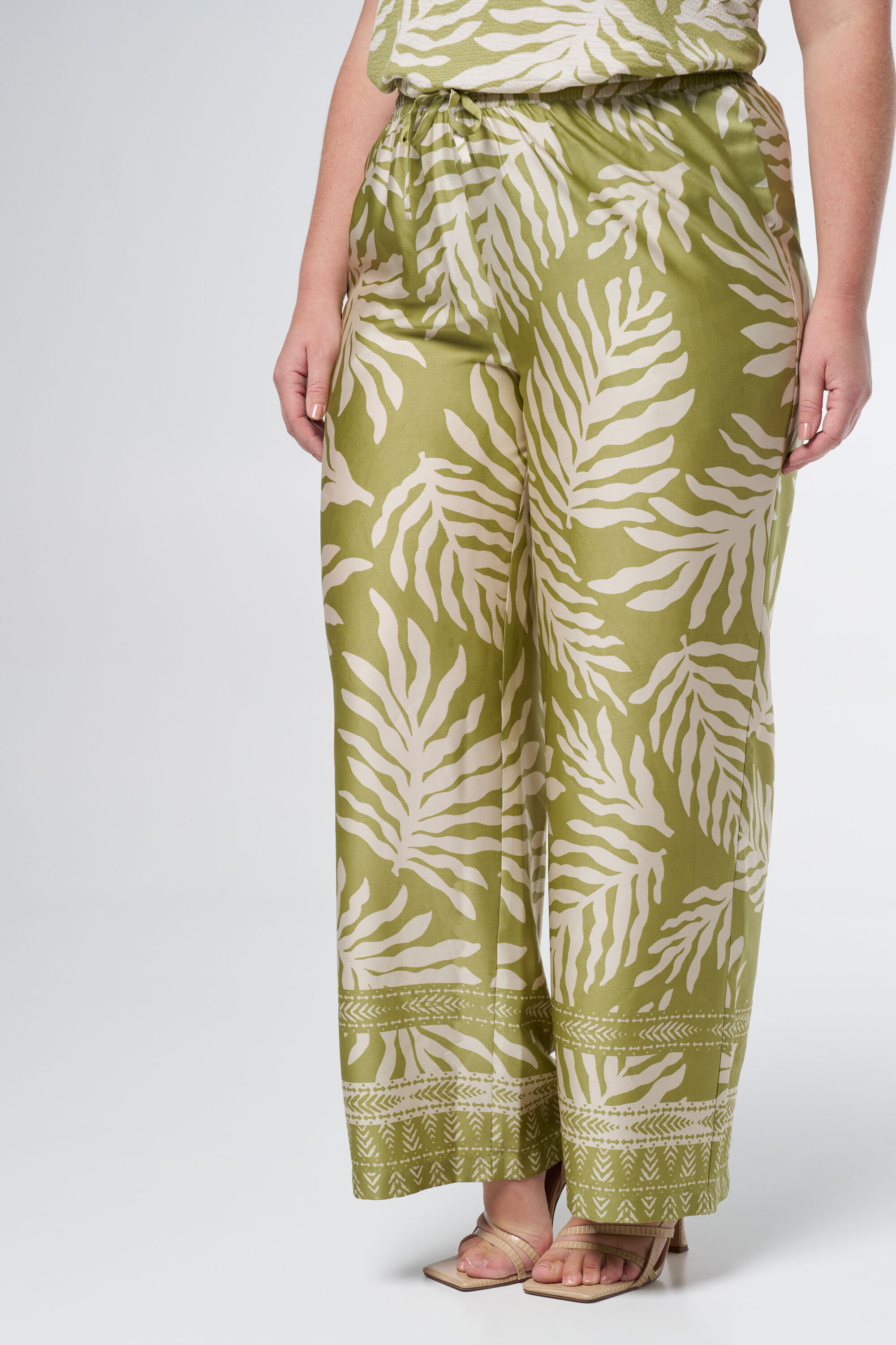 Rechtvallende broek met strikdetail image number 5