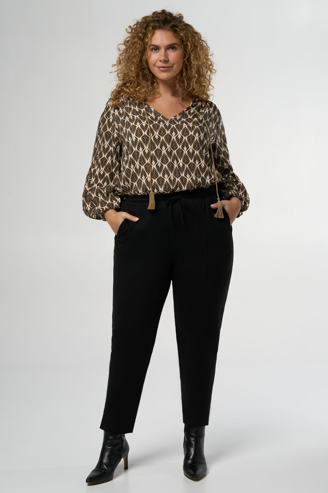 Ruimvallende jogger image number 6