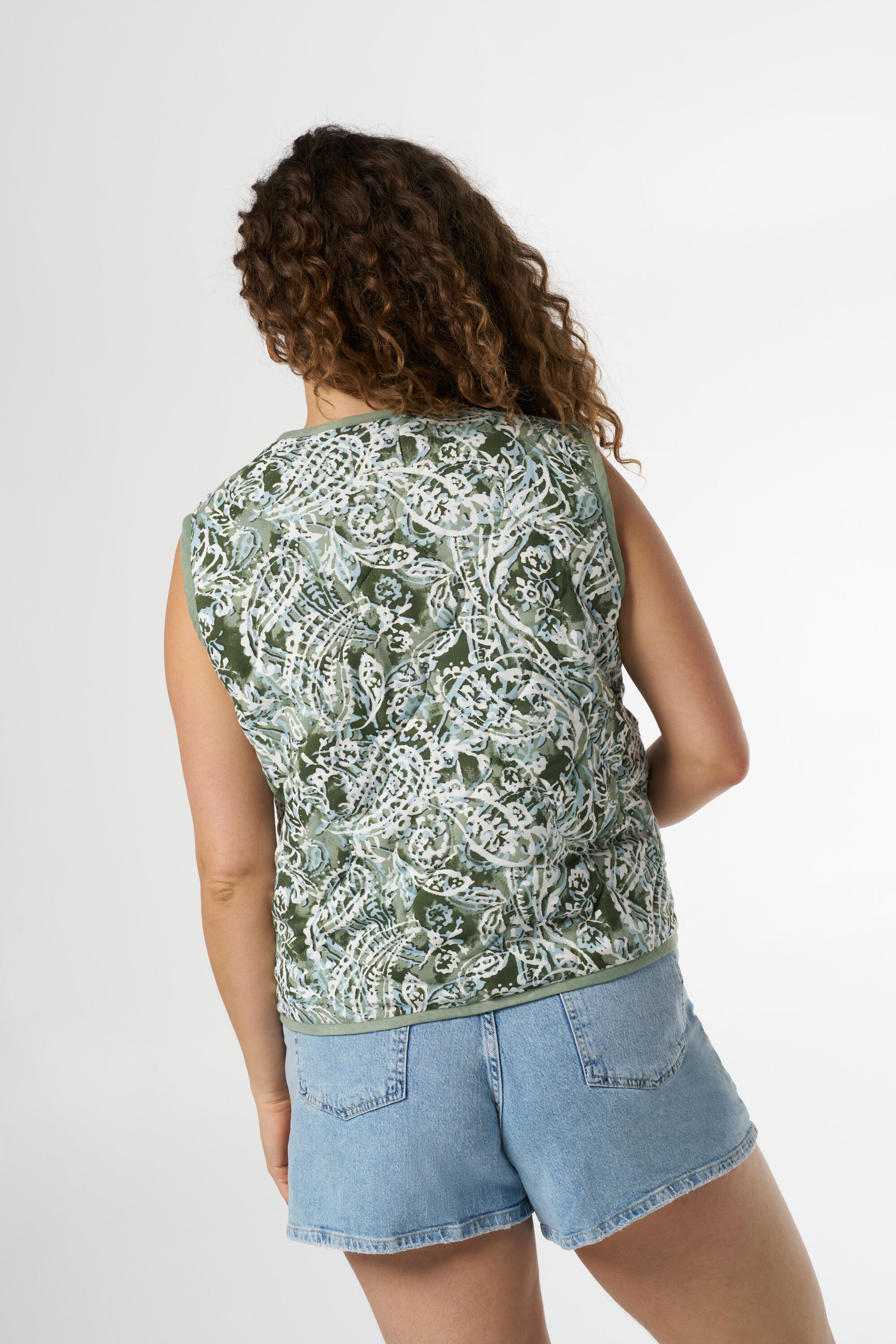 Gewatteerde gilet met paisleyprint image number 3