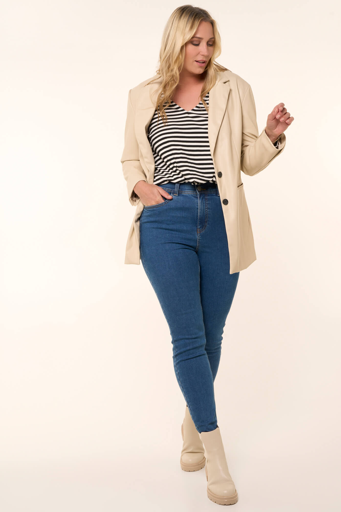 Shaping Skinny Jeans SCULPTS image number 7