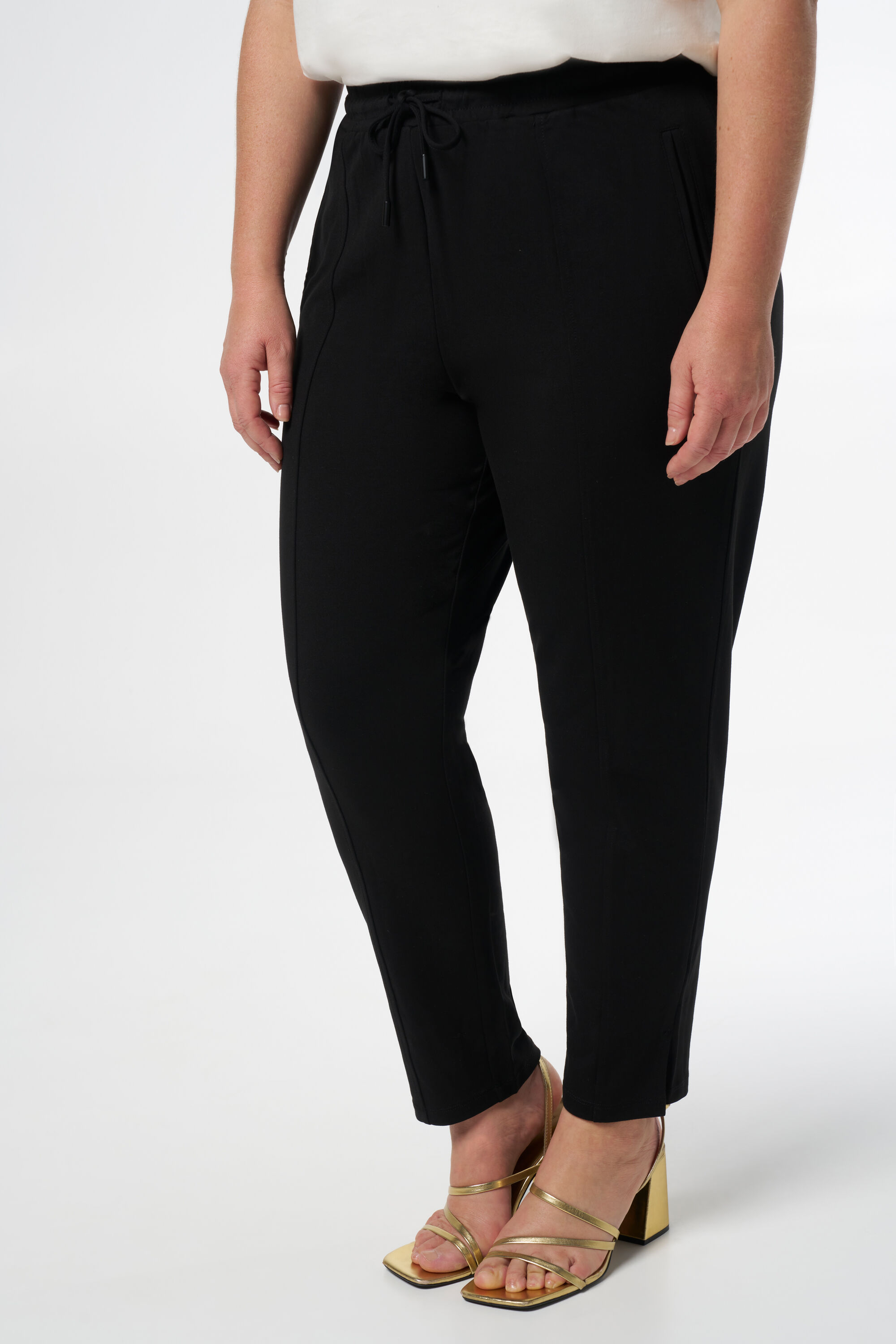 Ruimvallende jogger image number 5