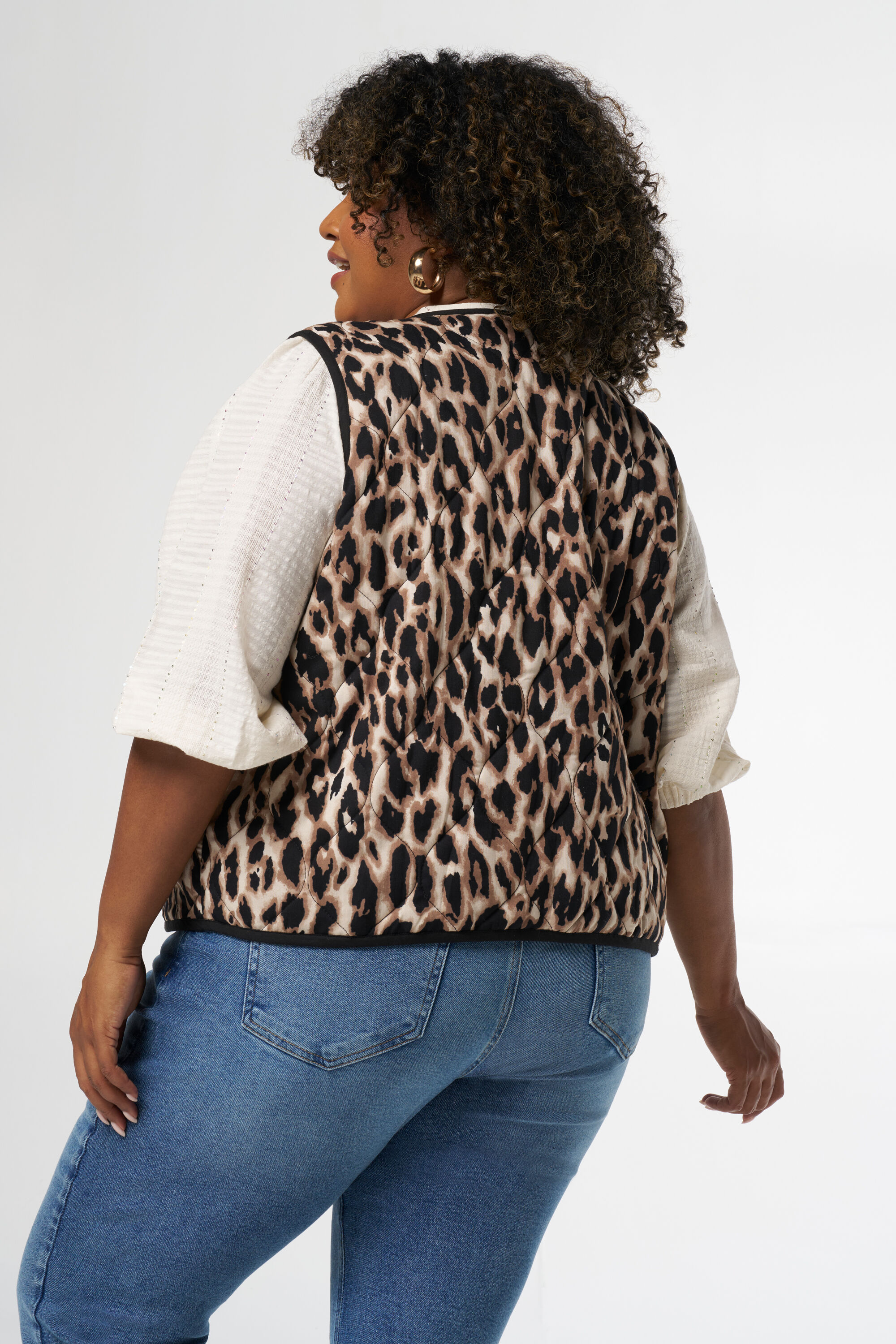Gewatteerd gilet met panterprint image number 4