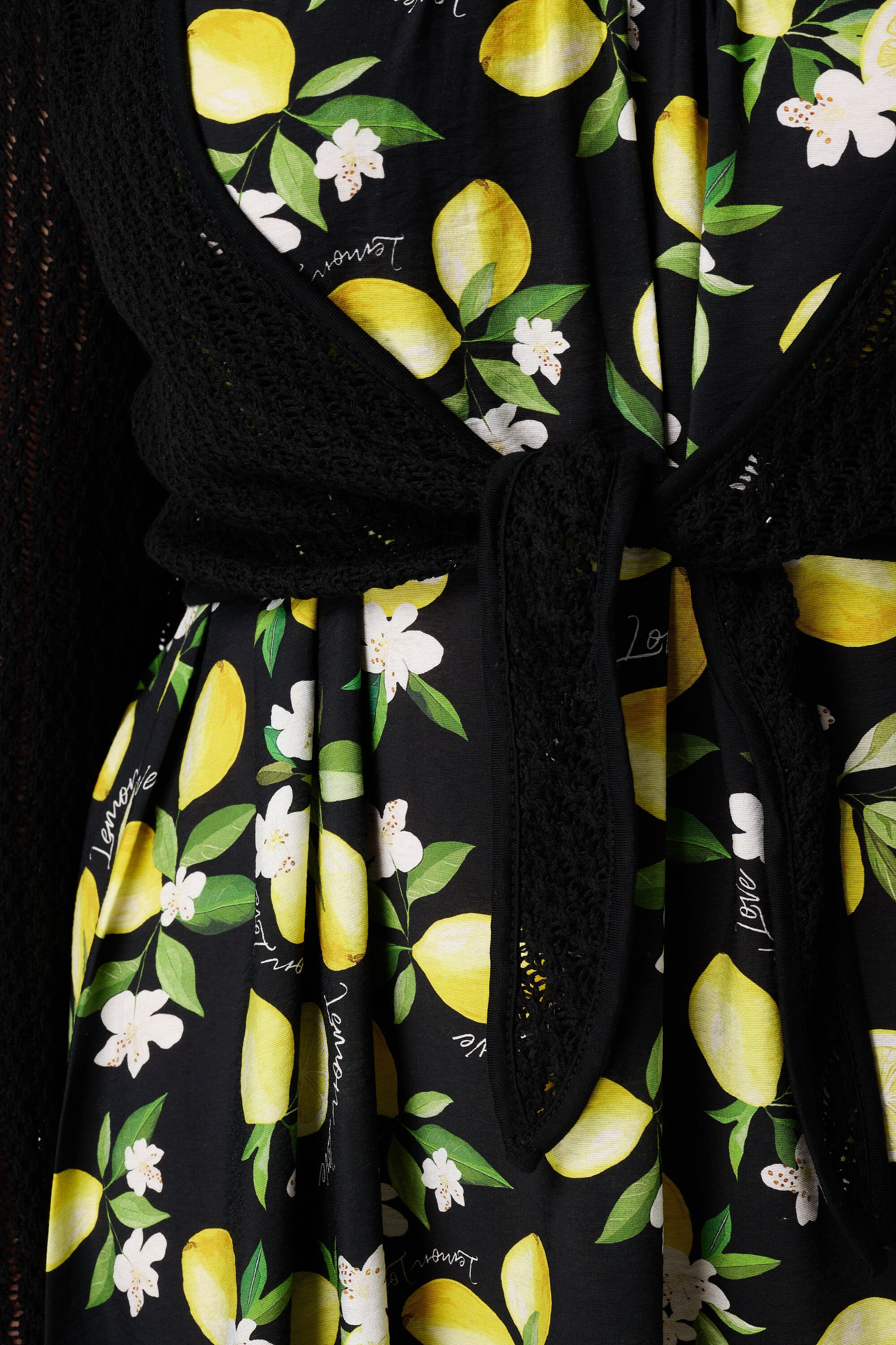 Gebreid vestje met knoopdetail image number 6