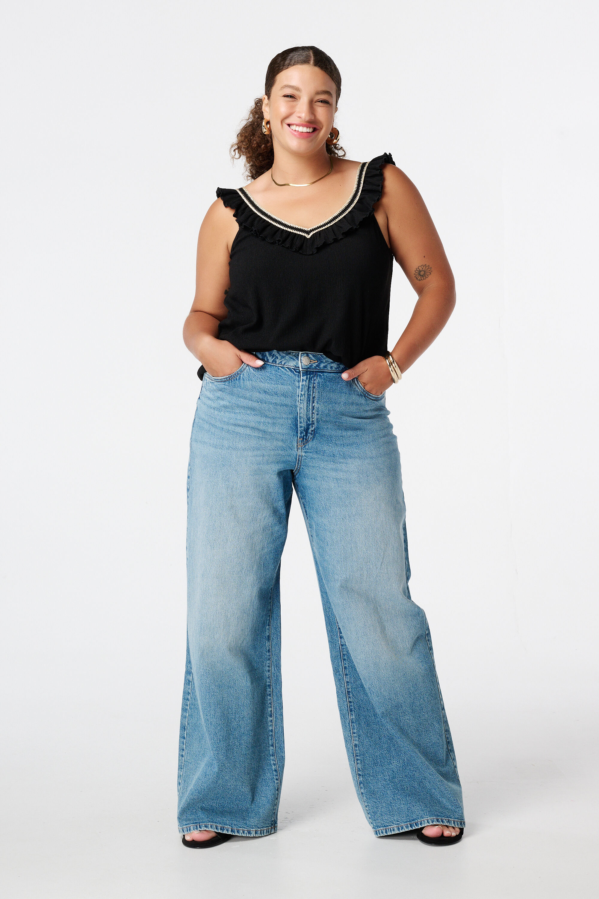 Top met ruffle details image number 5