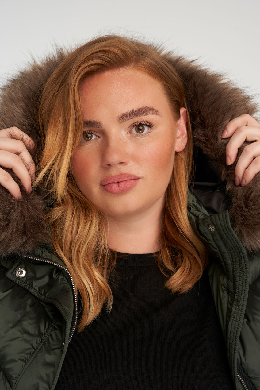 Gewatteerde jas met capuchon image number 5