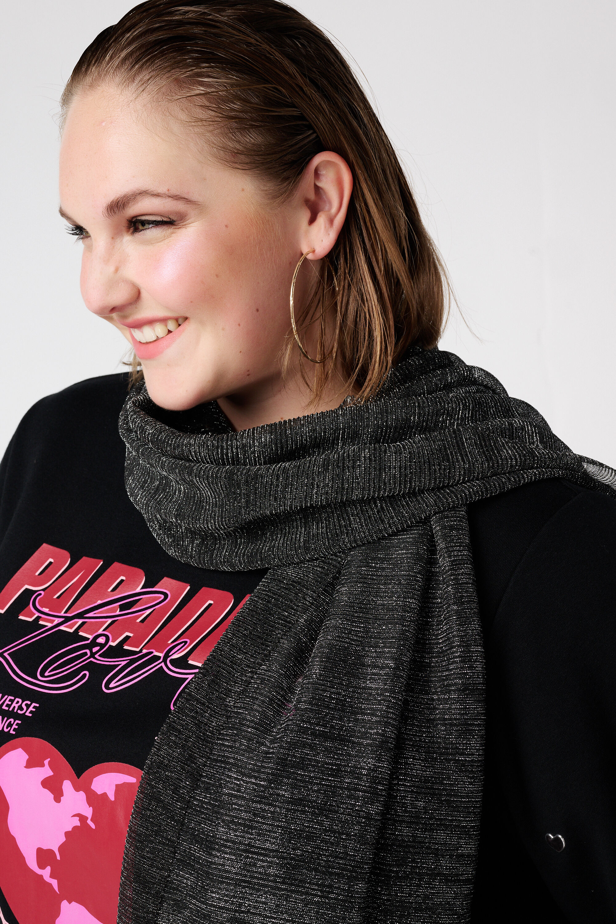 Pliss&eacute; sjaaltje met lurex image number 2