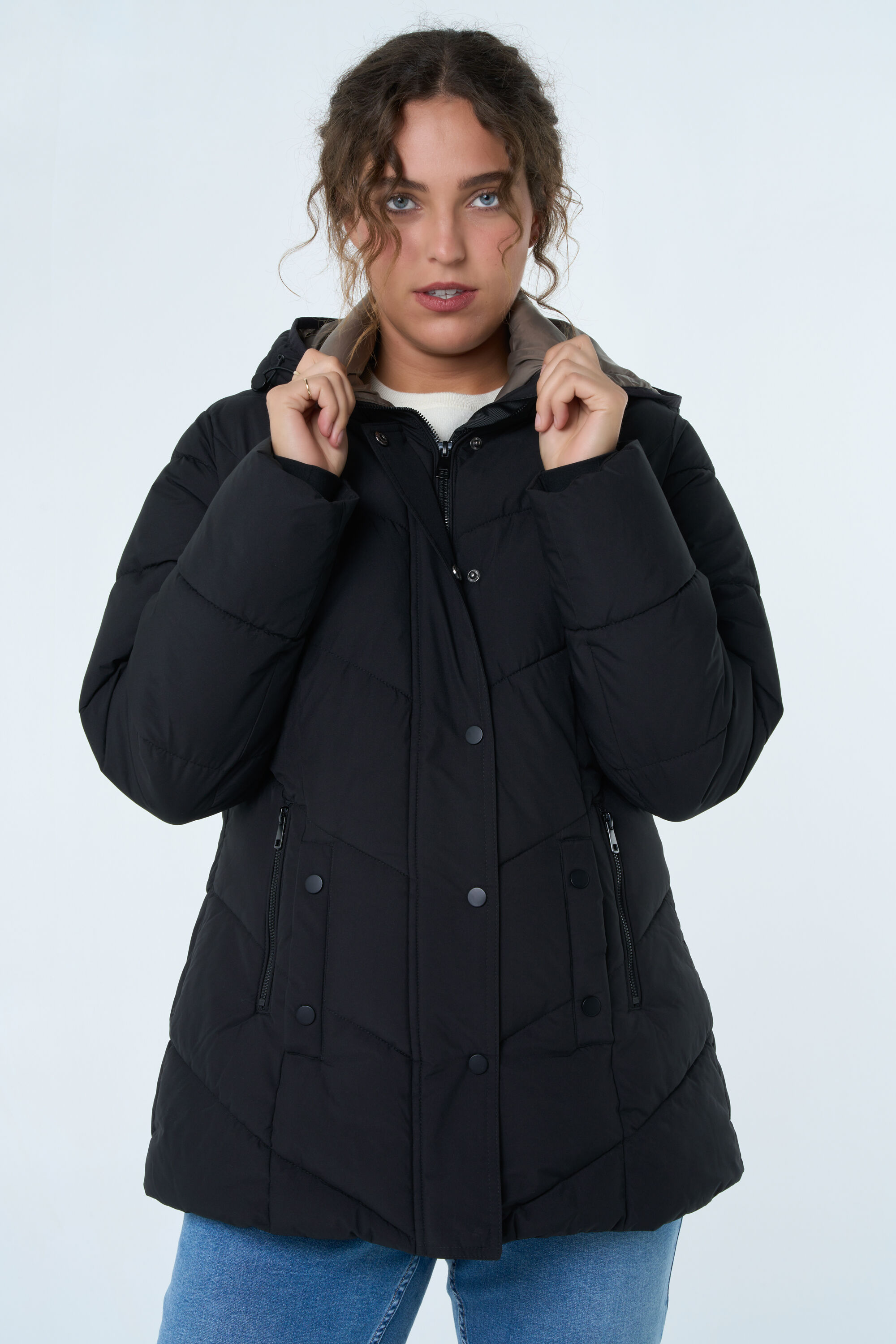 Gewatteerde jas met capuchon image number 5