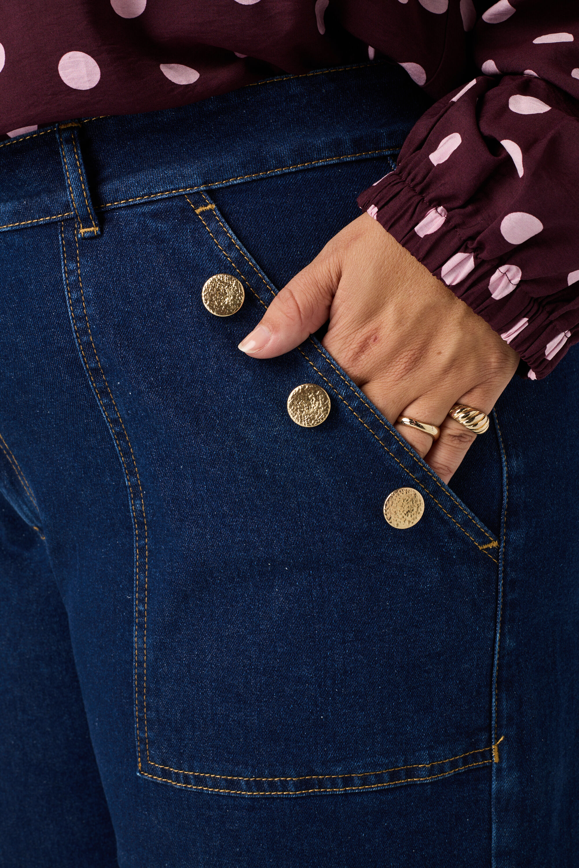 Wide leg jeans met sierknopen image number 4