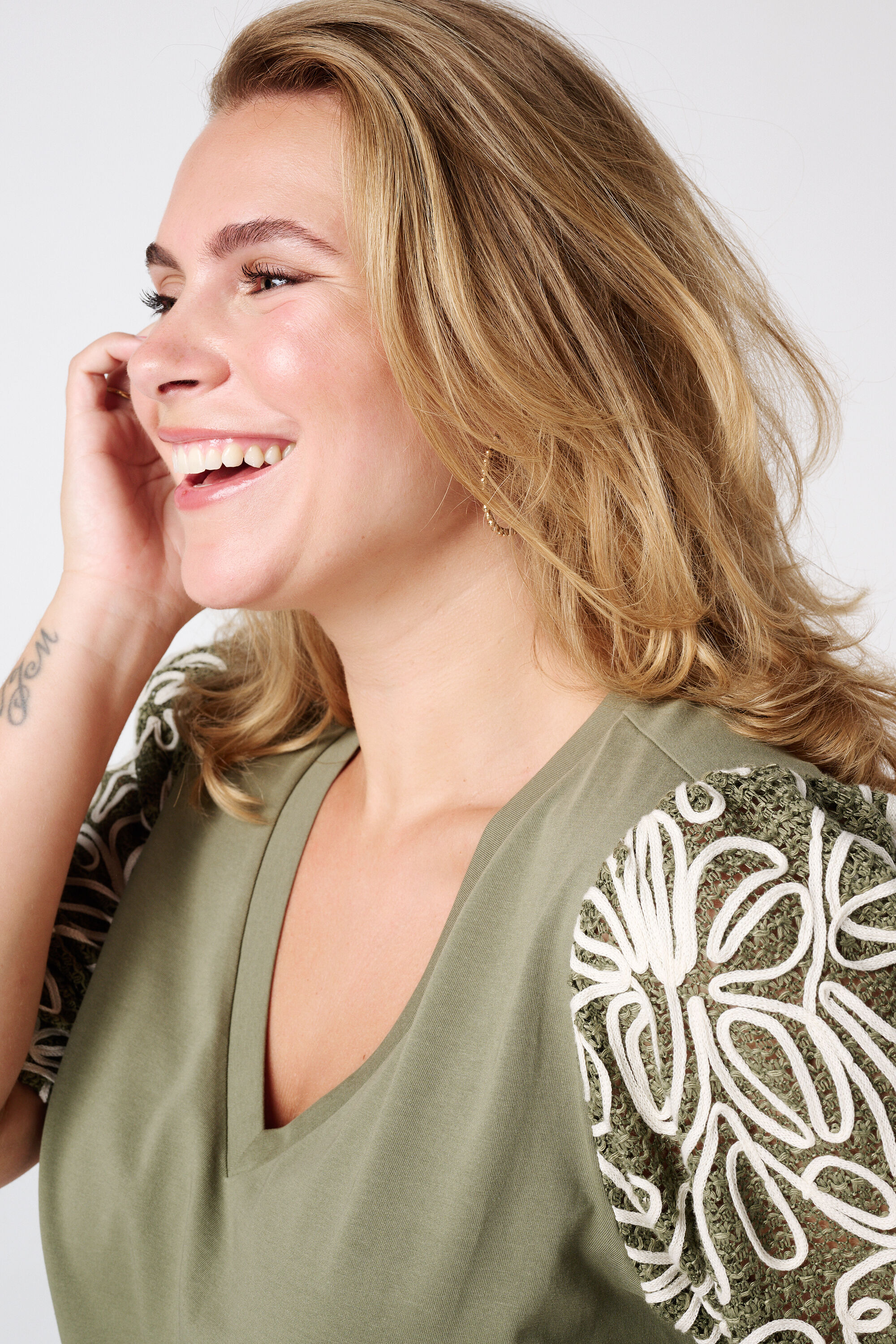 T-shirt met geborduurde mouwen image number 4