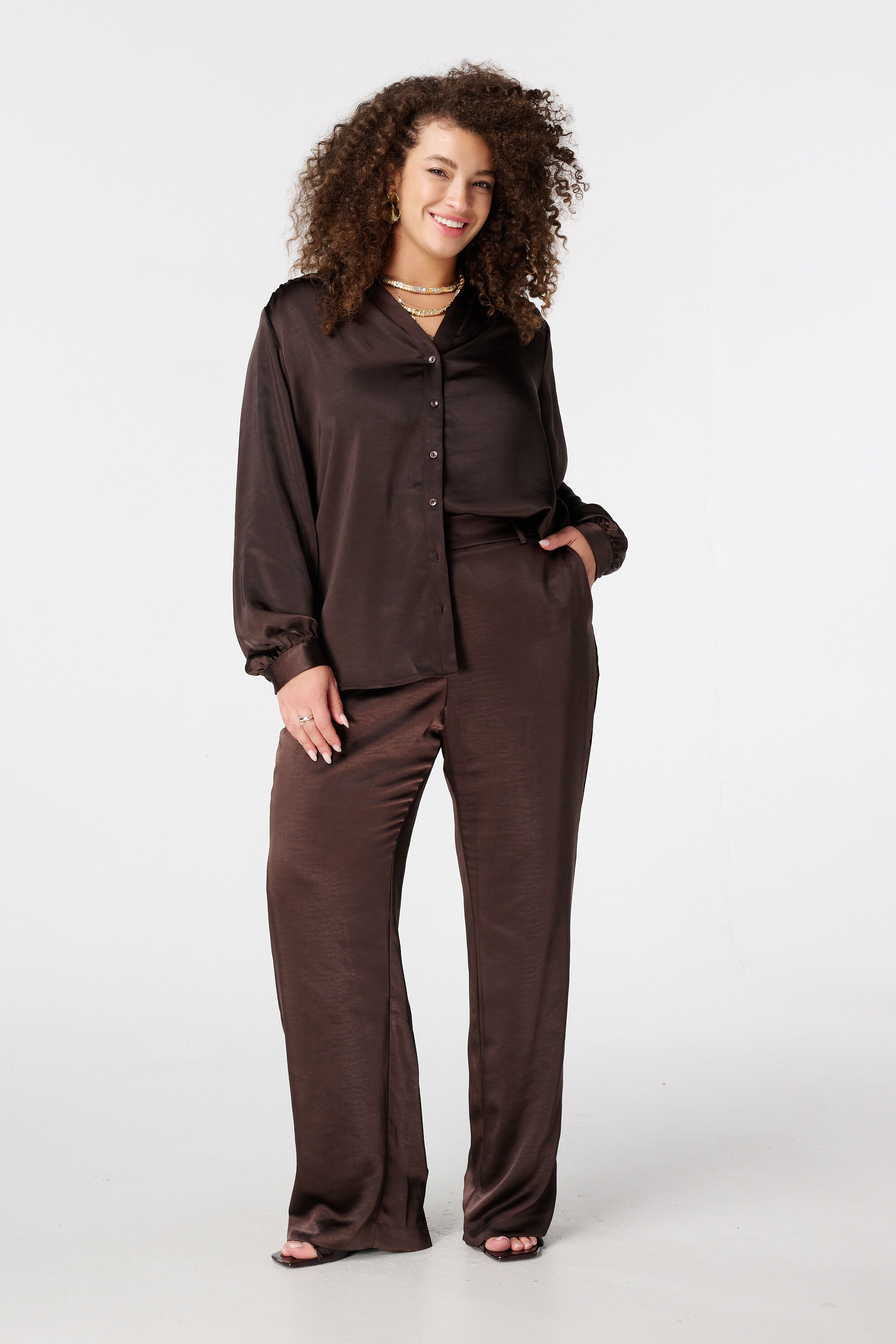 Satijnen blouse met gouden knoopsluiting image number 5