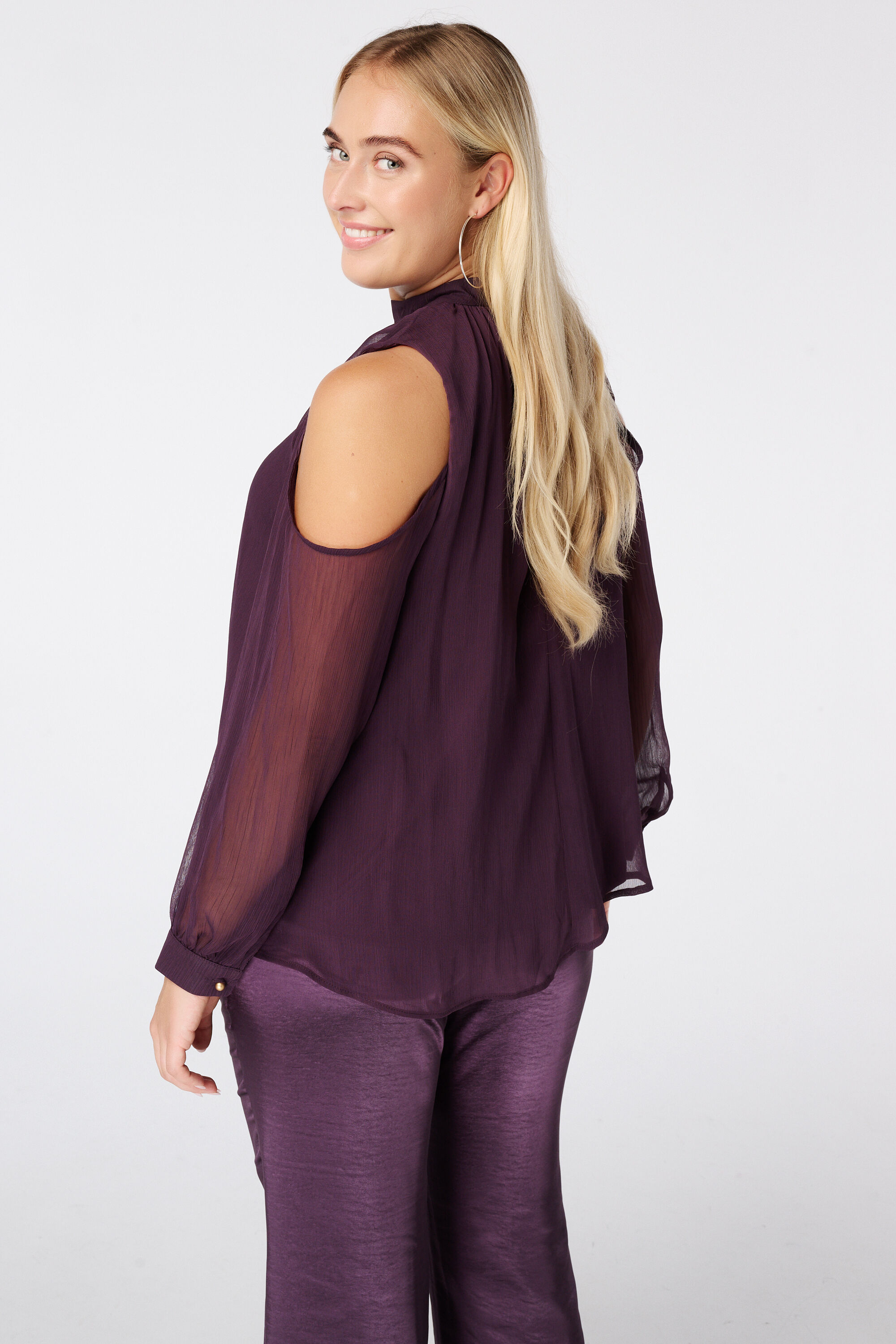 Top met cut-out details image number 1