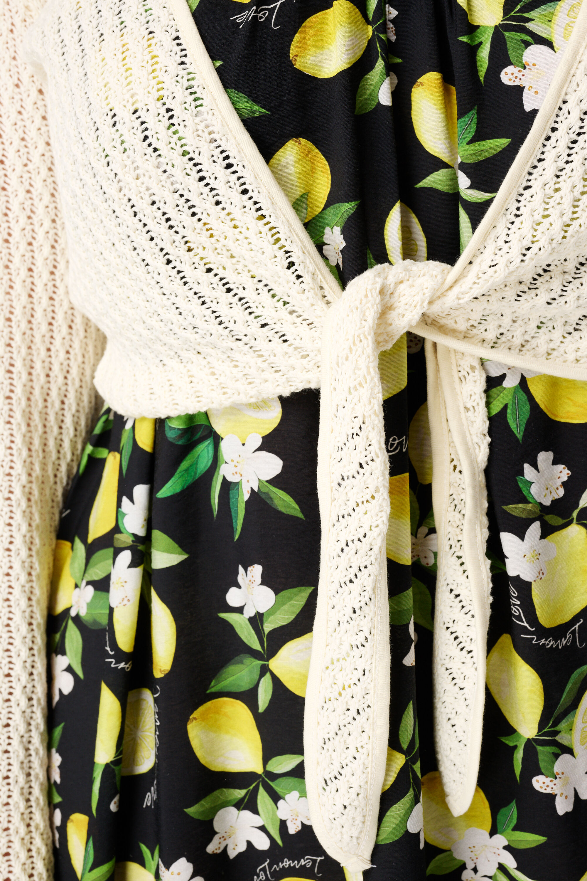 Gebreid vestje met knoopdetail image number 6