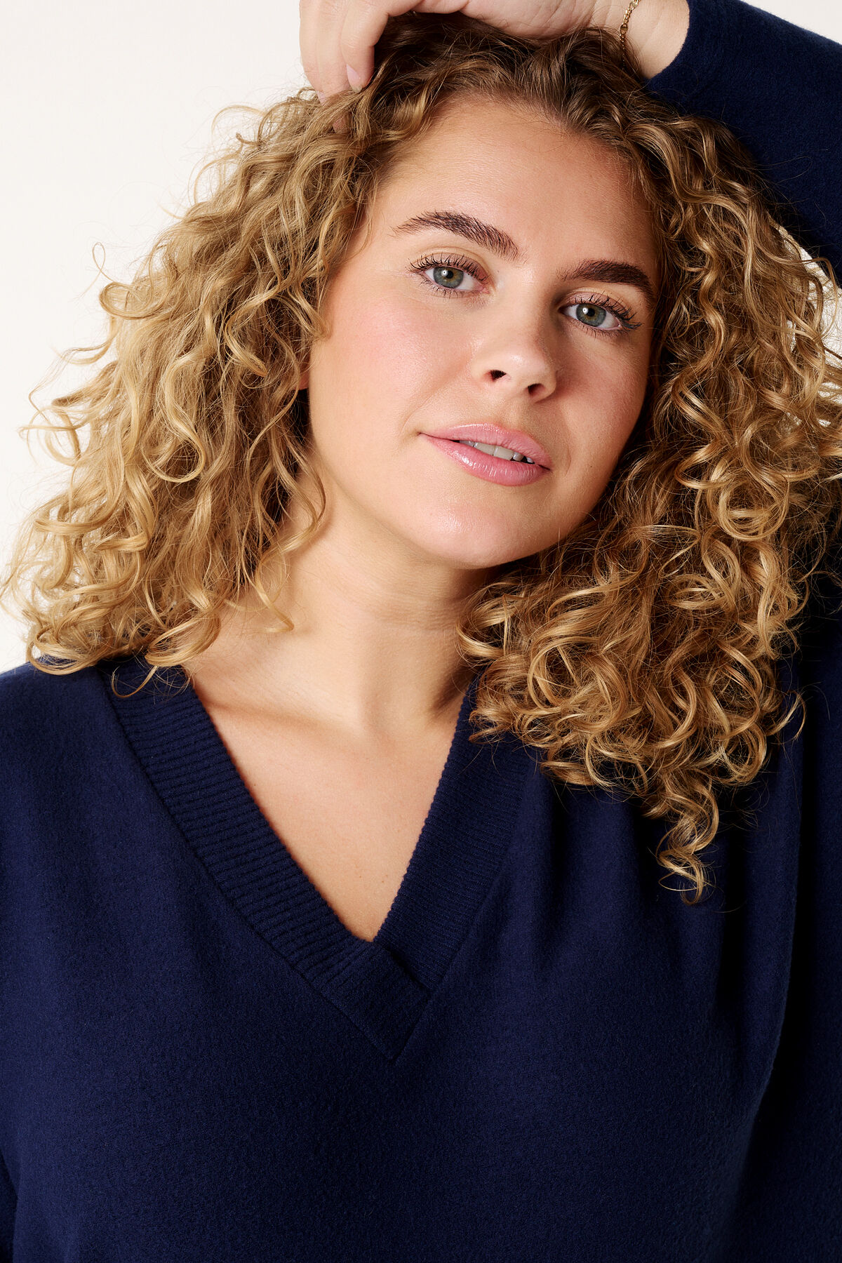 Ruimvallende trui met v-hals image number 3