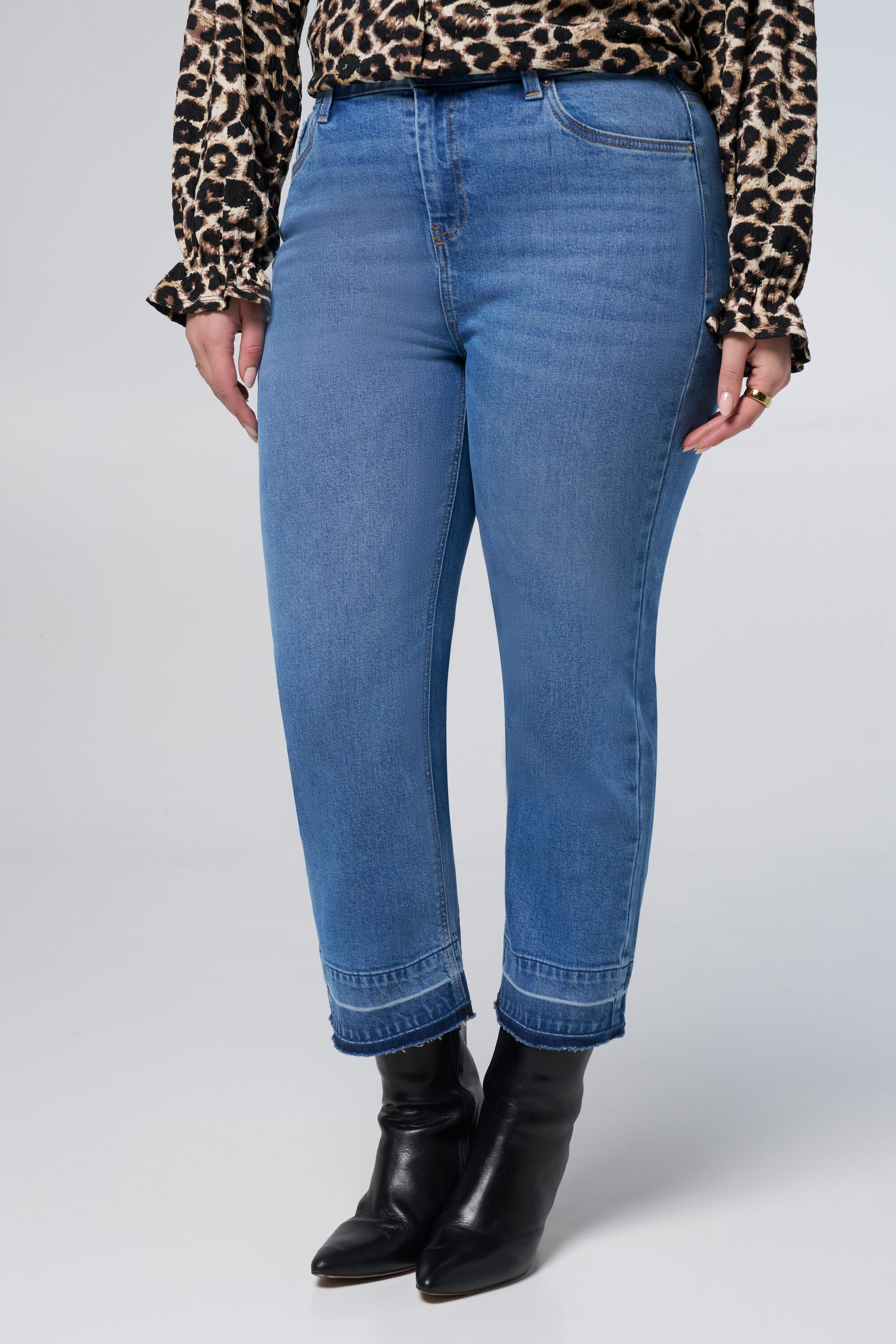 Straight cropped jeans image number 5