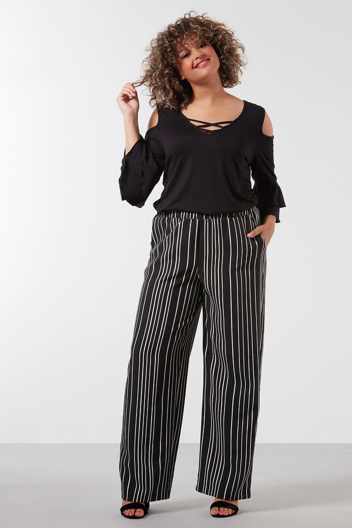 Wijdvallende broek met streepprint  image number 5