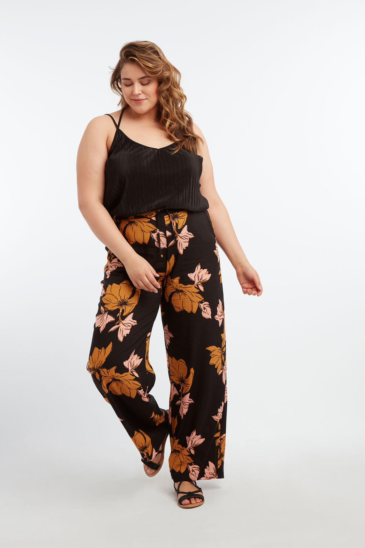 Wijdvallende broek met bloemenprint image number 3