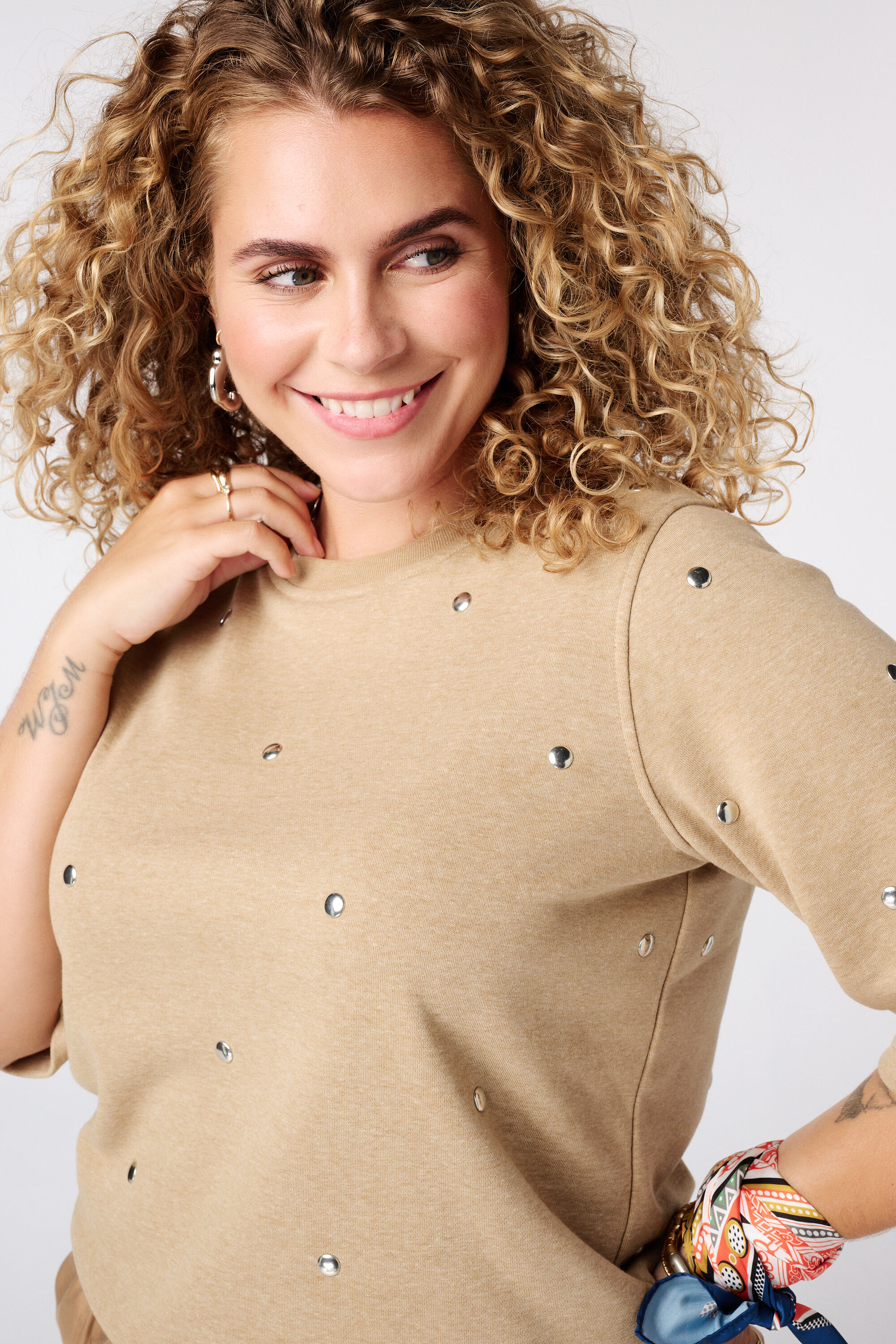 T-shirt van sweatstof met studs image number 4