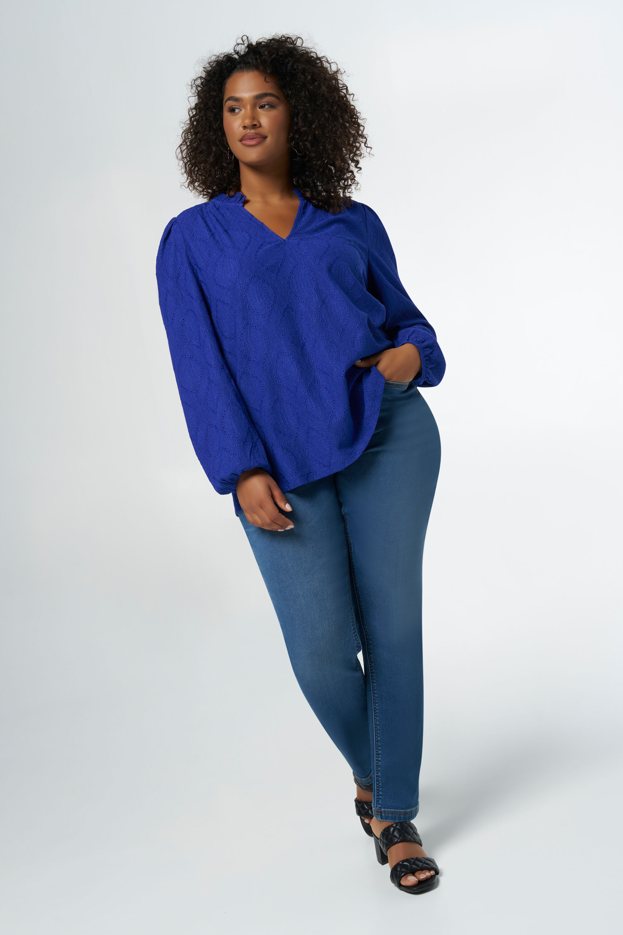 Broderie top image number 5