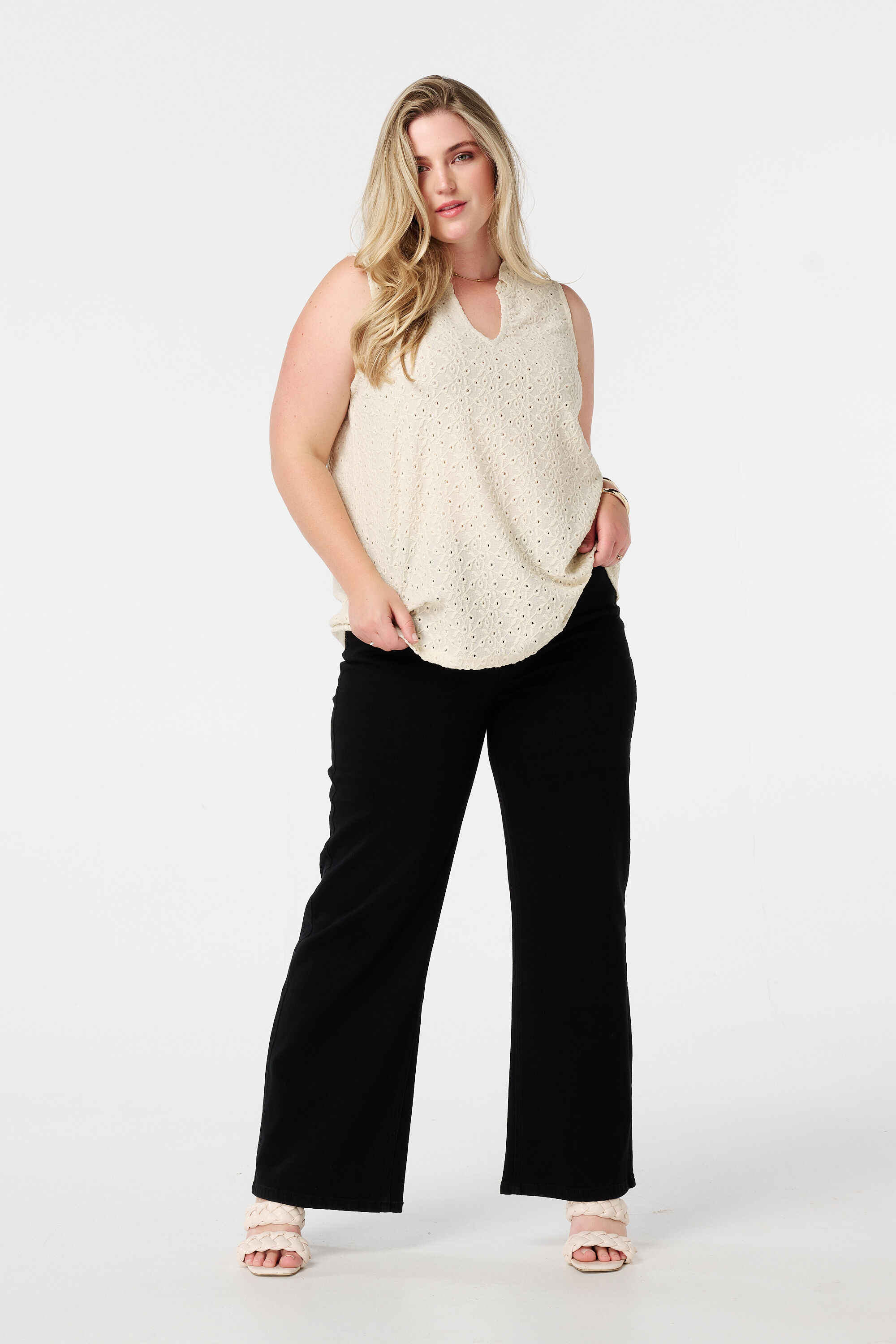 Mouwloze broderie top image number 5