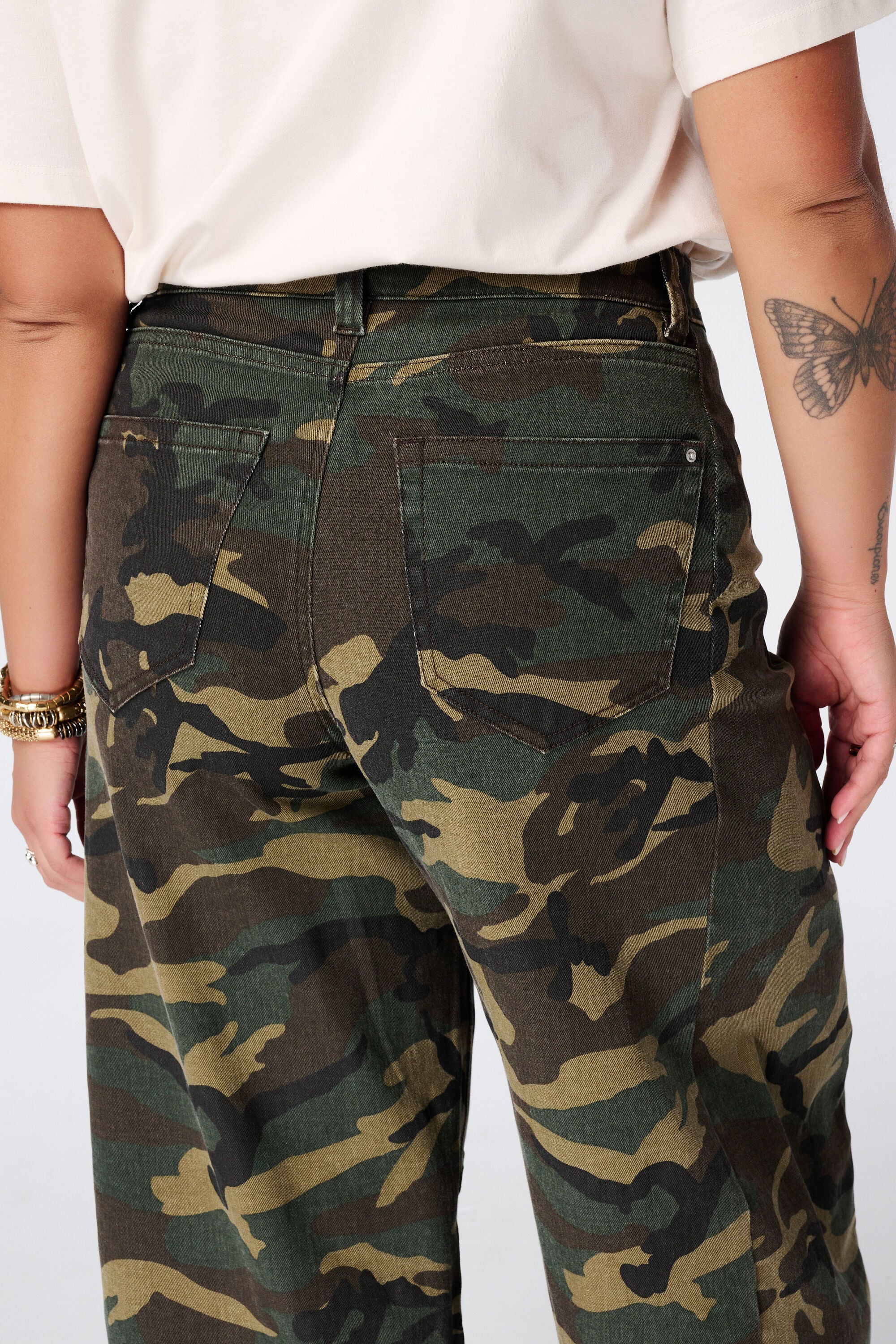 Balloon jeans met camouflage print image number 4