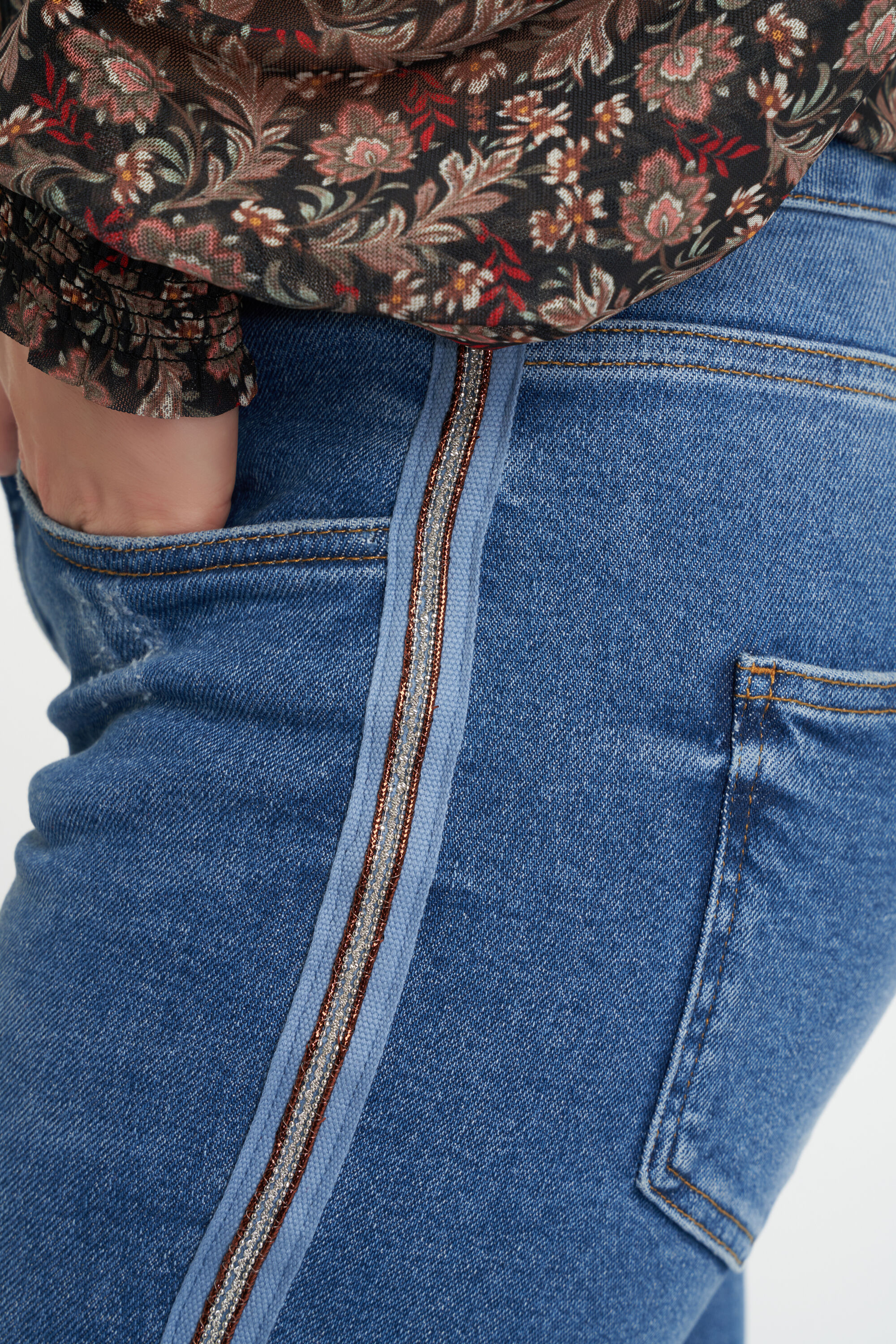 Jeans met zijdetail image number 5