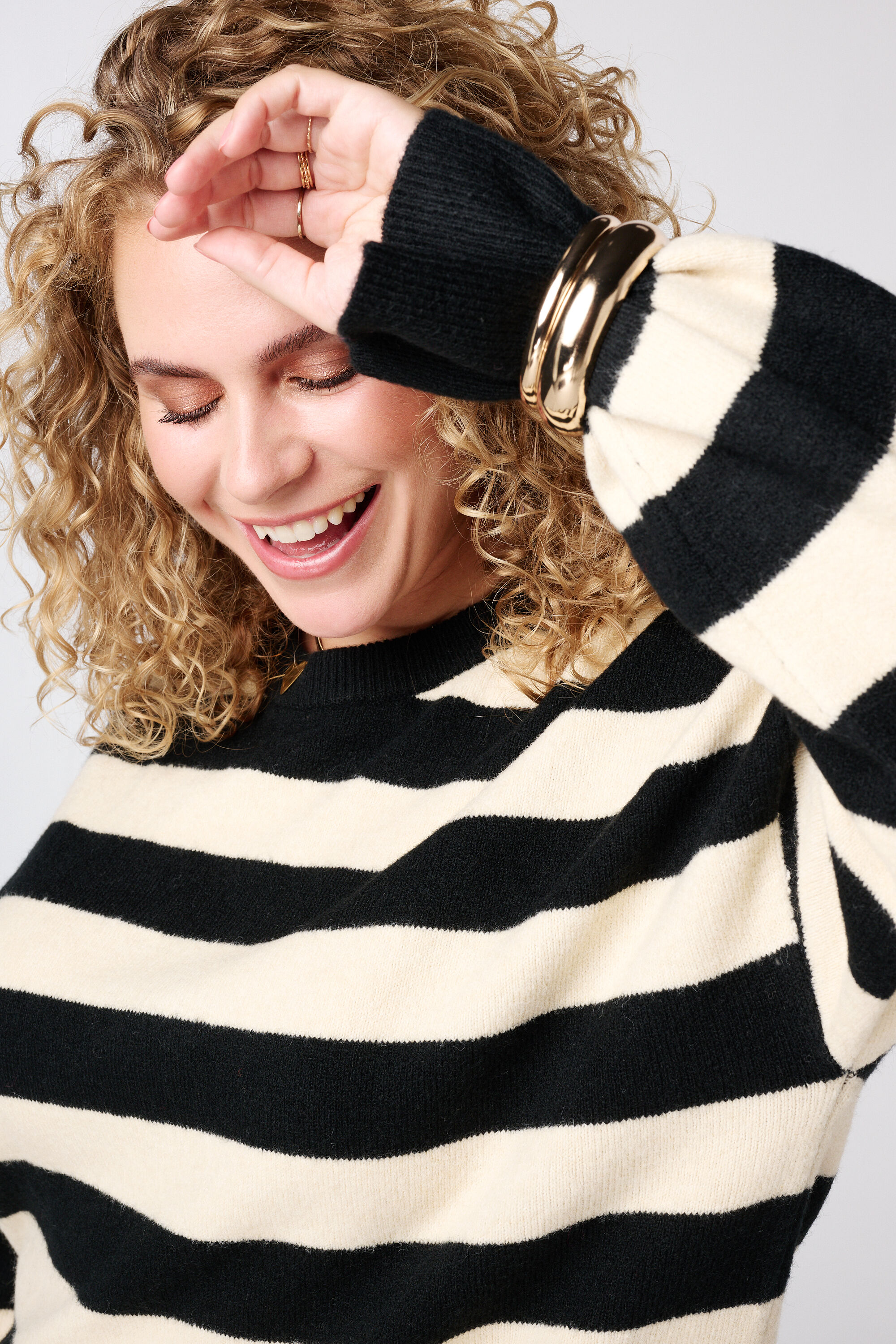 Gebreide trui met strepen en split image number 4