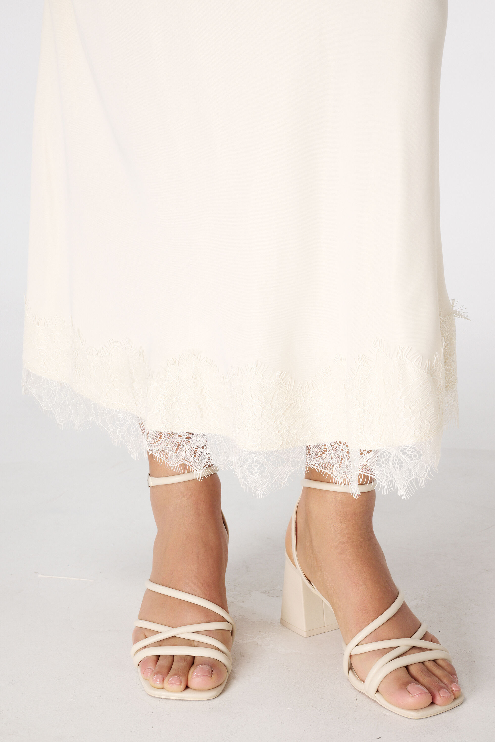 Satijnen midi rok met kant image number 4