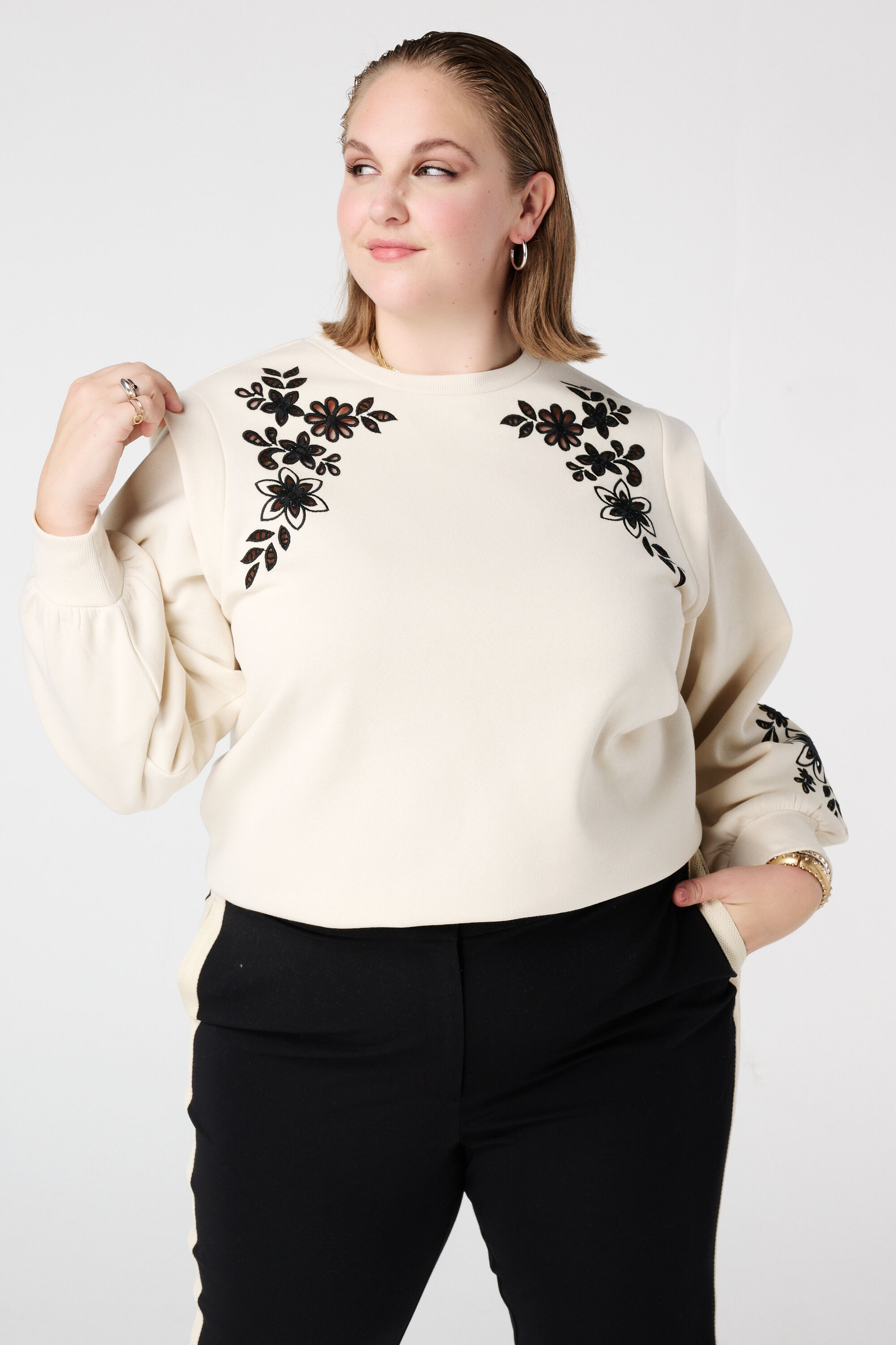 Sweater met opengewerkt borduursel