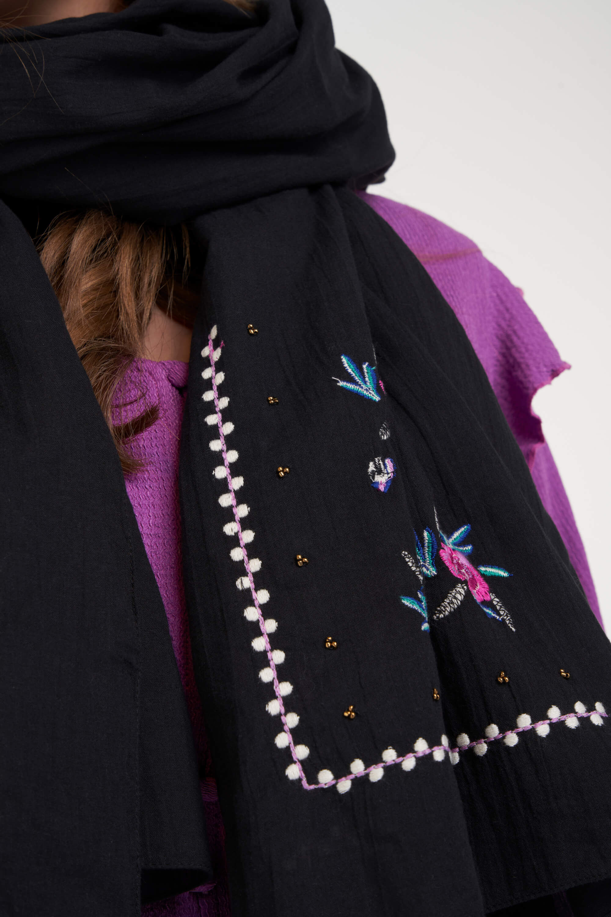 Sjaal met borduursels  image number 1